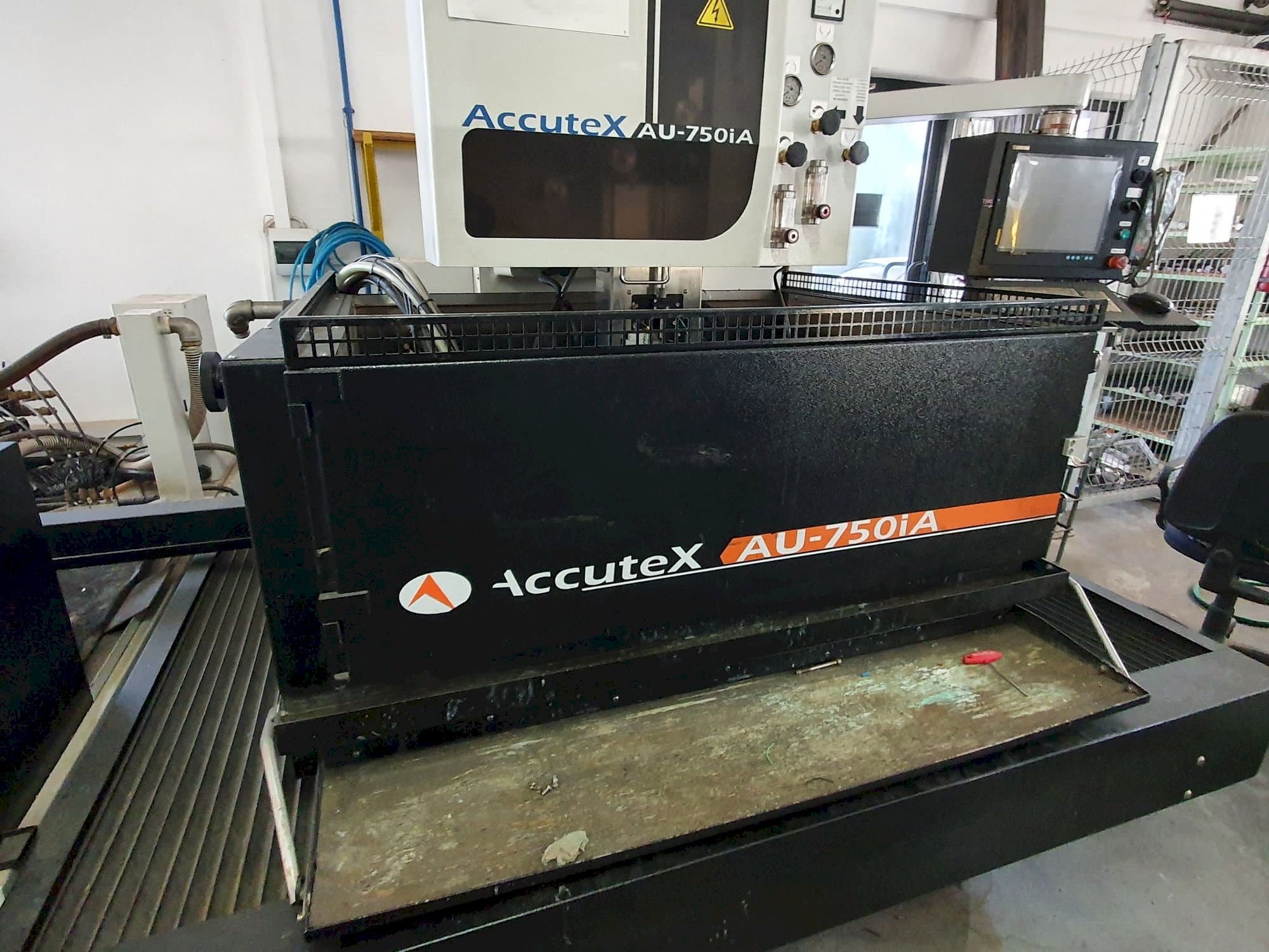 Frontansicht der AccuteX AU-750iA  Maschine