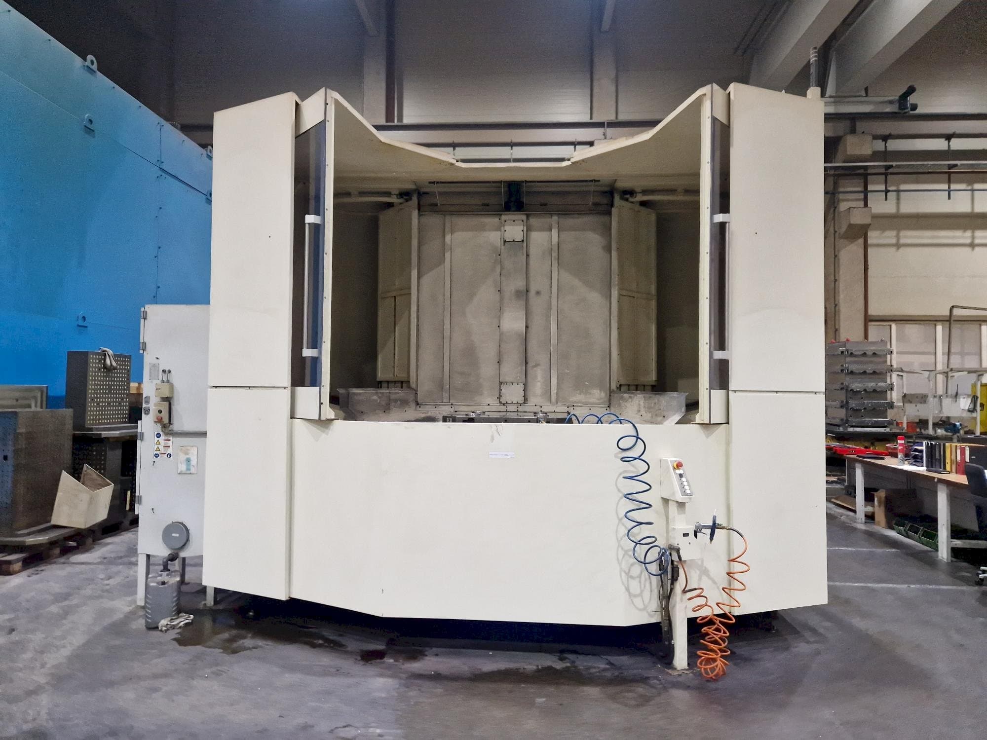 Frontansicht der Makino a120nx  Maschine