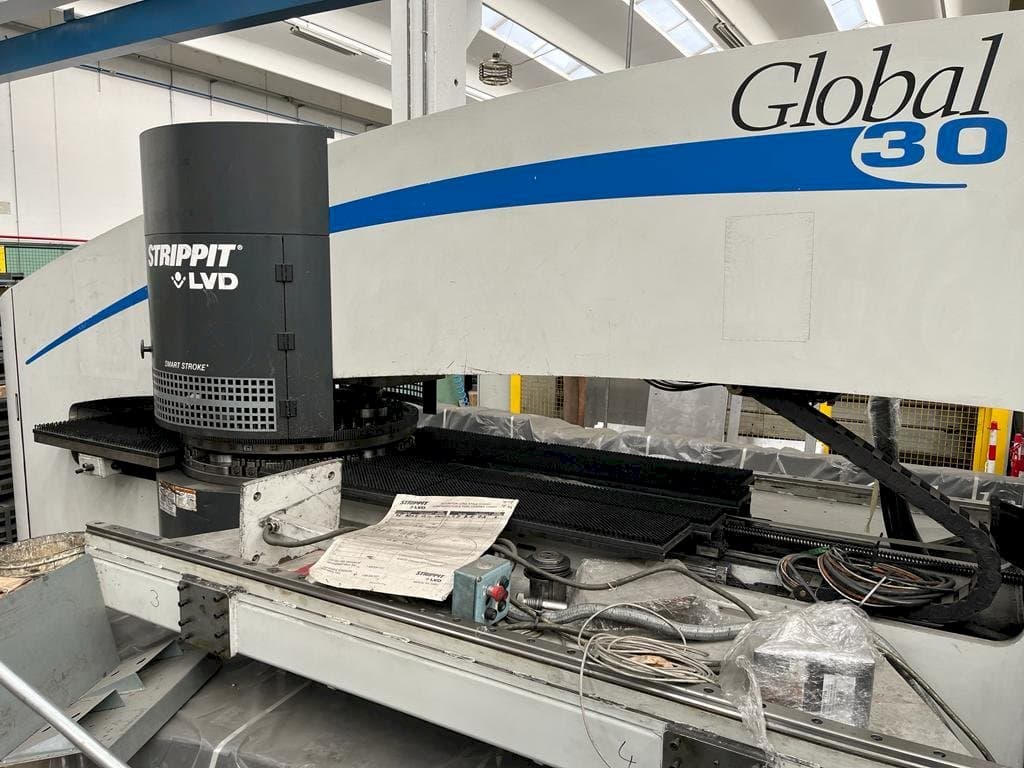 Frontansicht der LVD Strippit Global 30 1525  Maschine