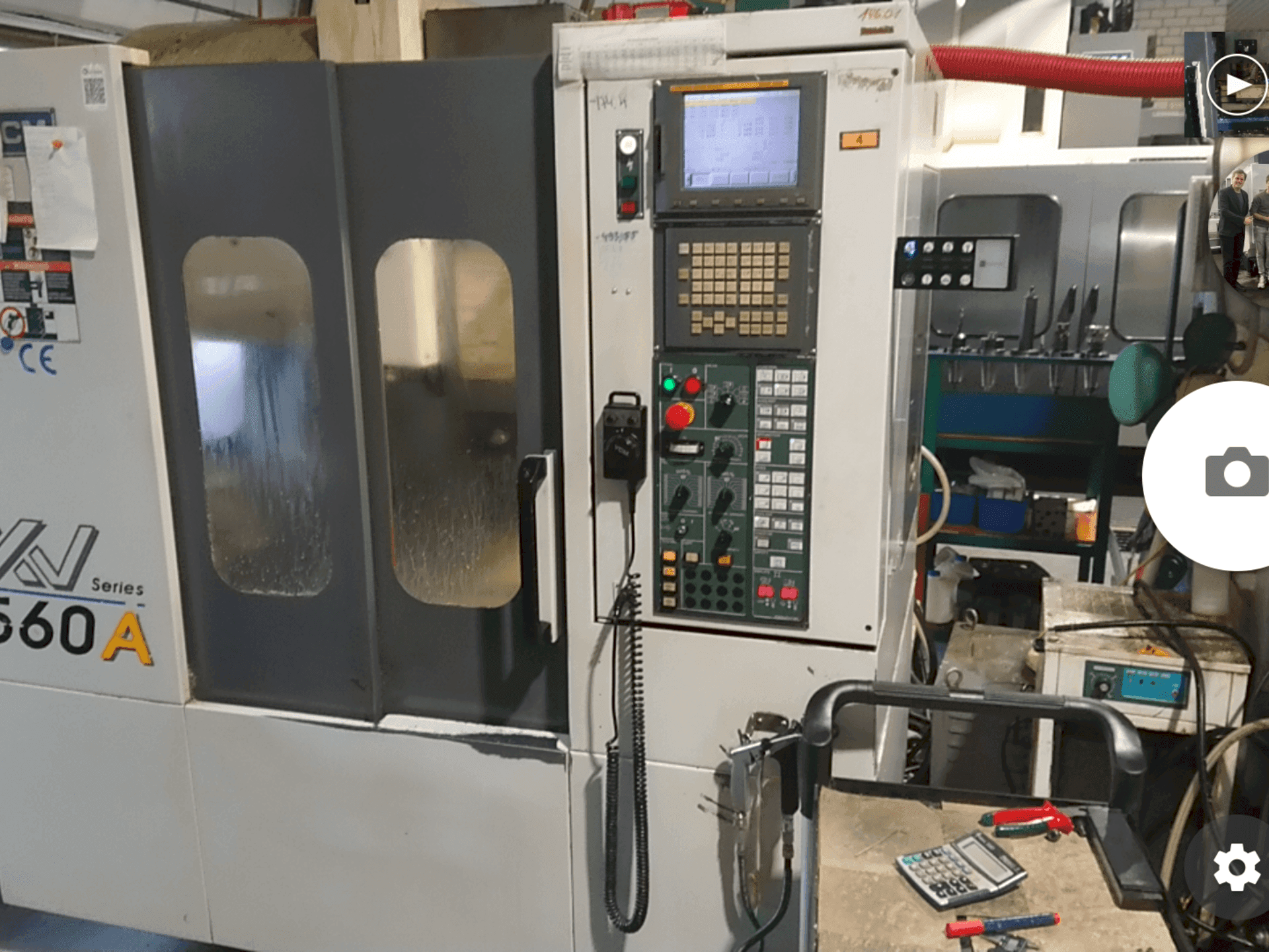 Frontansicht der YCM XV560A  Maschine