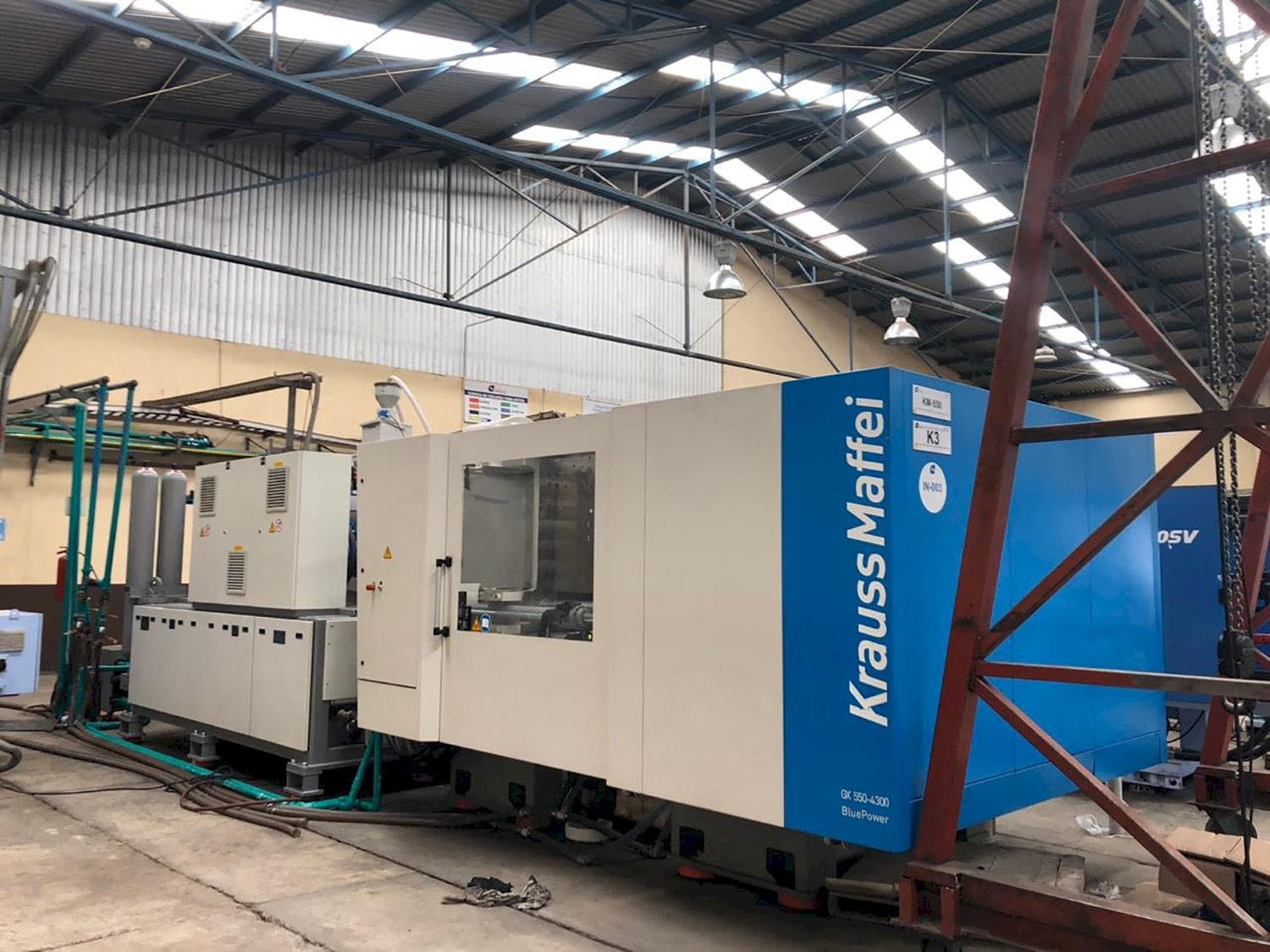 Frontansicht der Krauss Maffei 550-4300 GX  Maschine