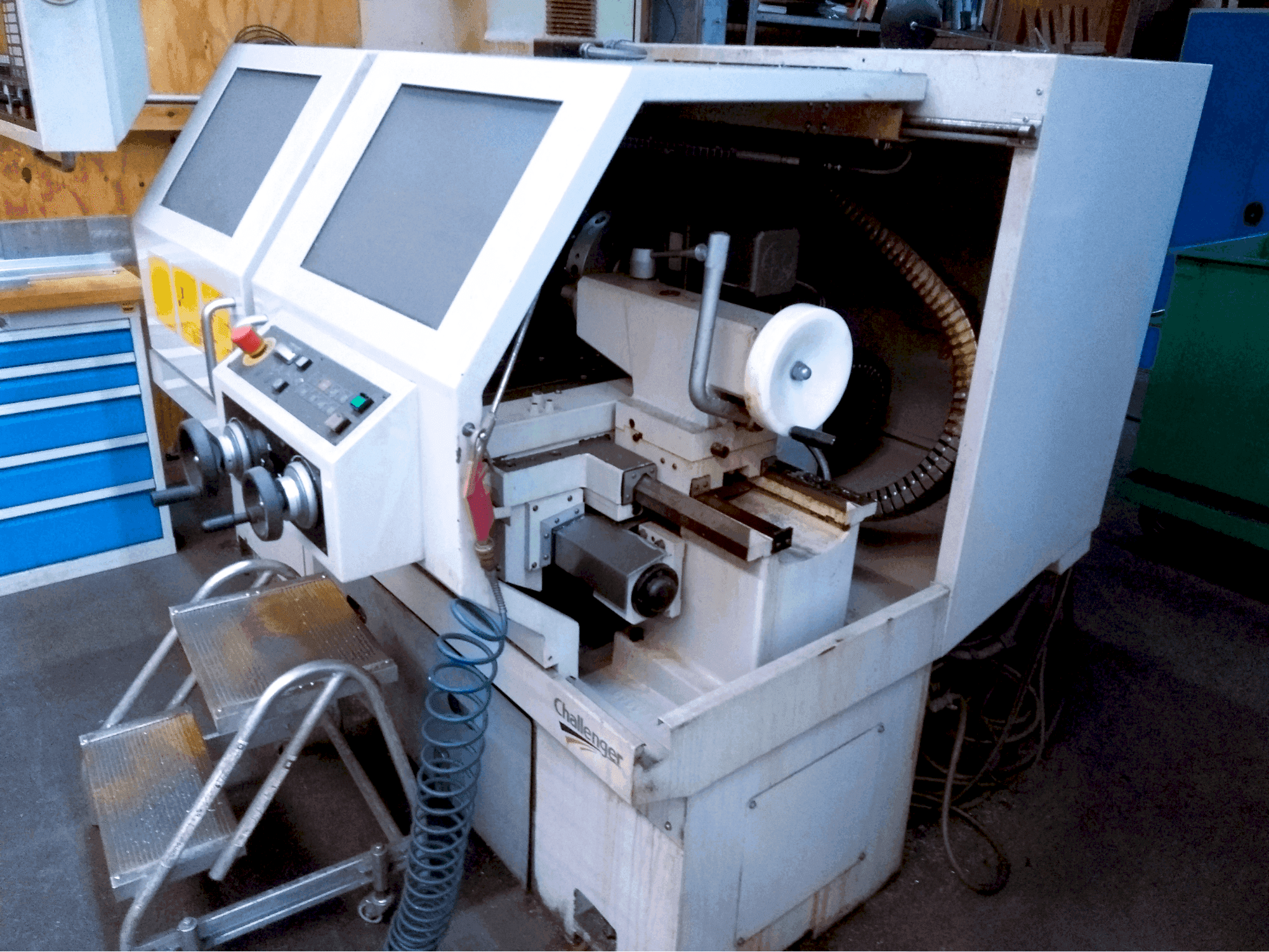 Frontansicht der Challenger MICROTURN BNC 446  Maschine