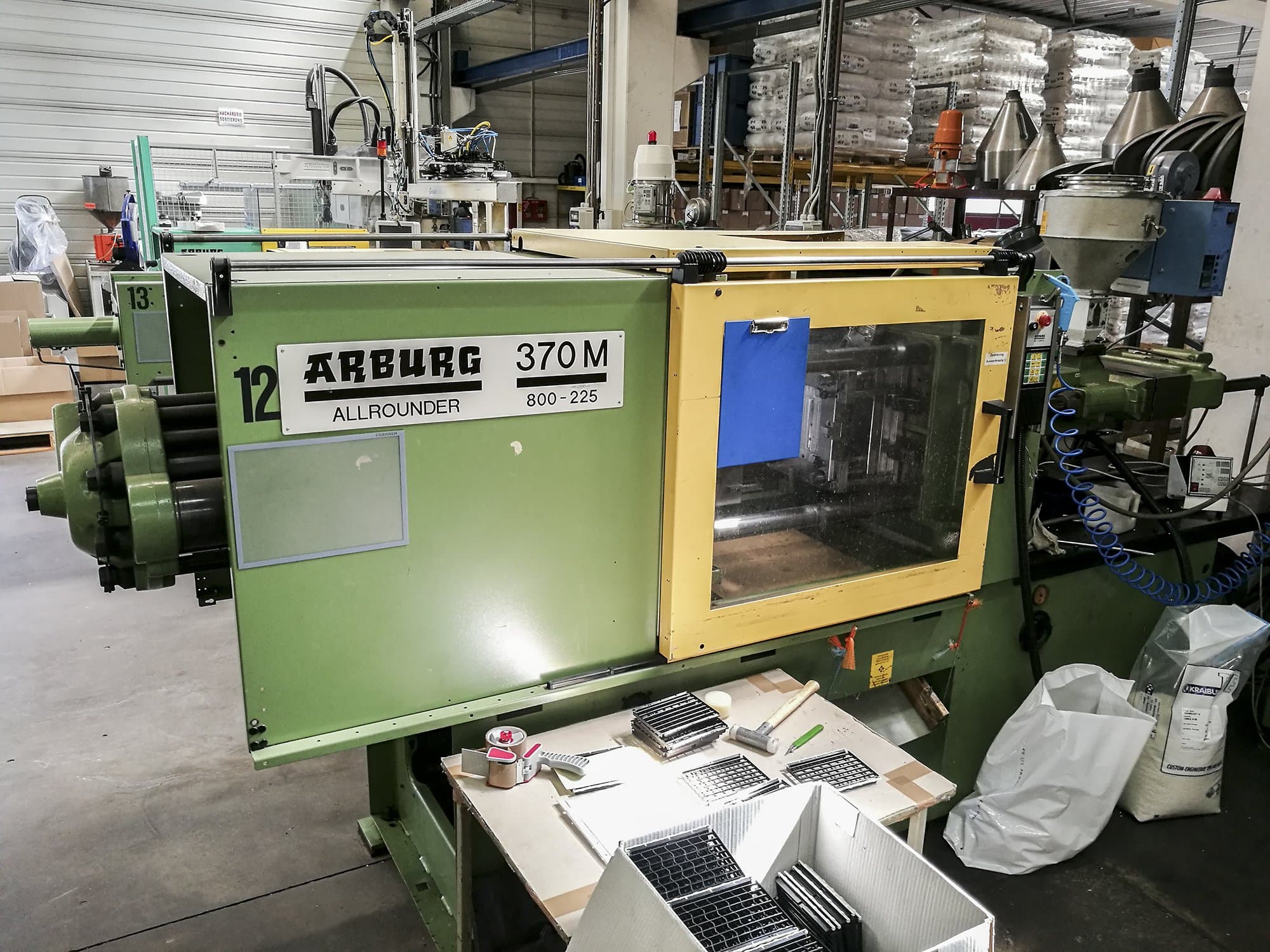 Frontansicht der Arburg 370M 800-225 Maschine