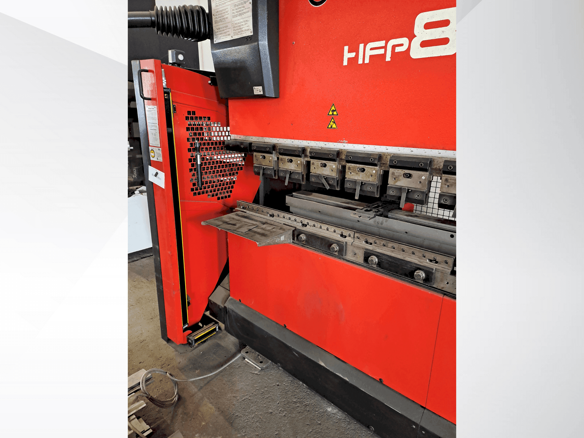 Frontansicht der AMADA HFP 80-25  Maschine