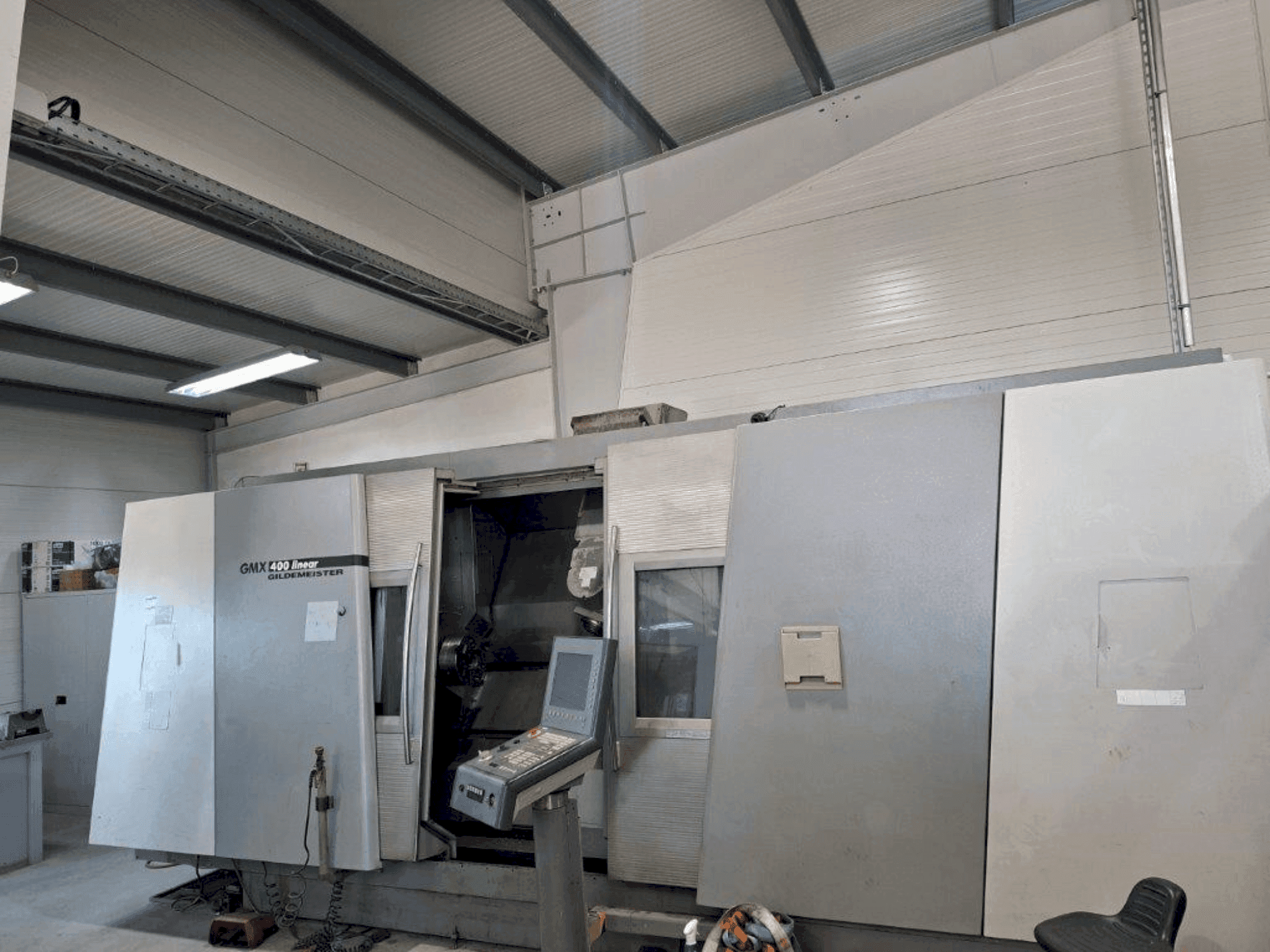 Frontansicht der DMG Gildemeister GMX 400 linear  Maschine