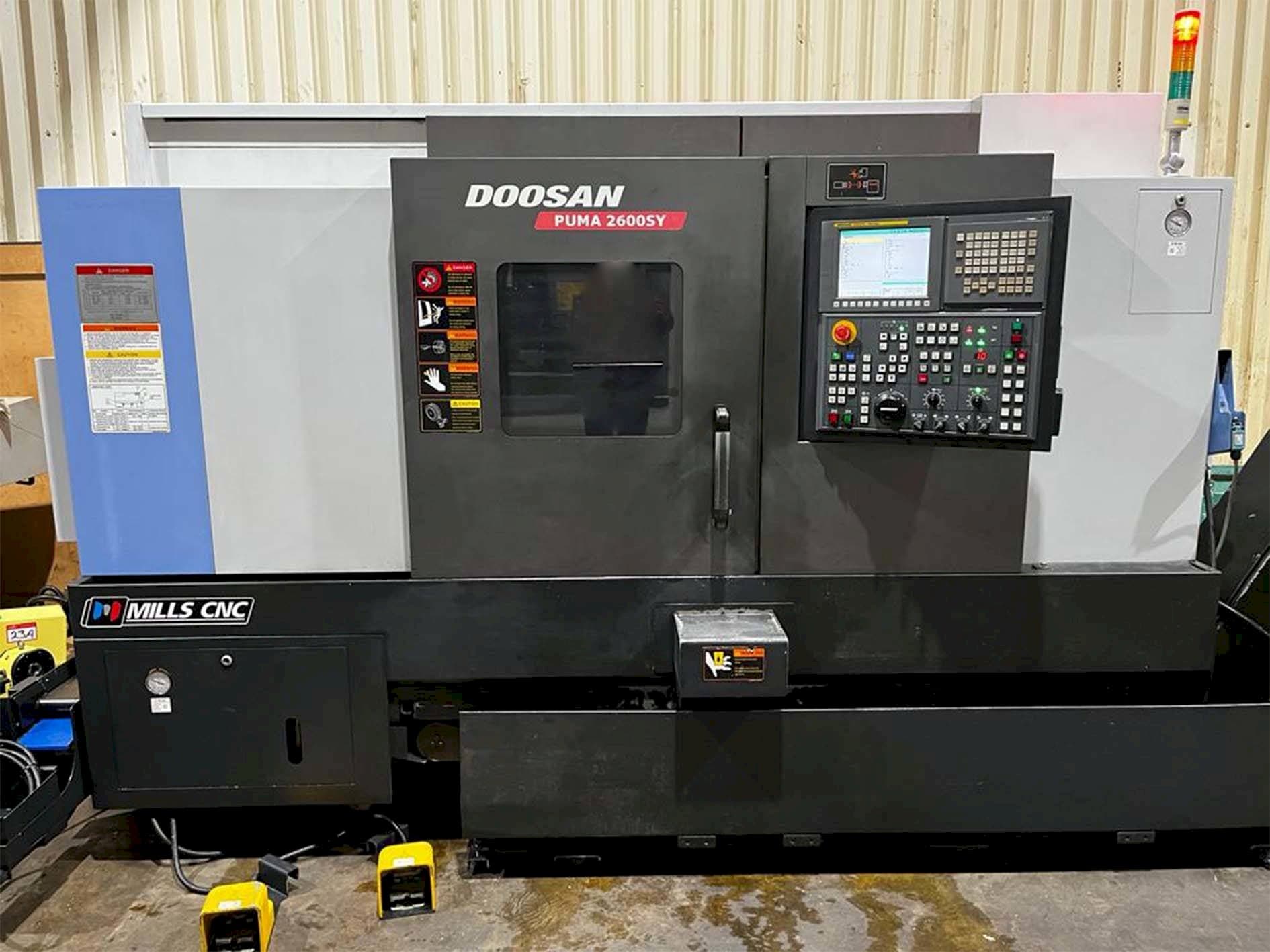 Frontansicht der Doosan Puma 2600SY  Maschine