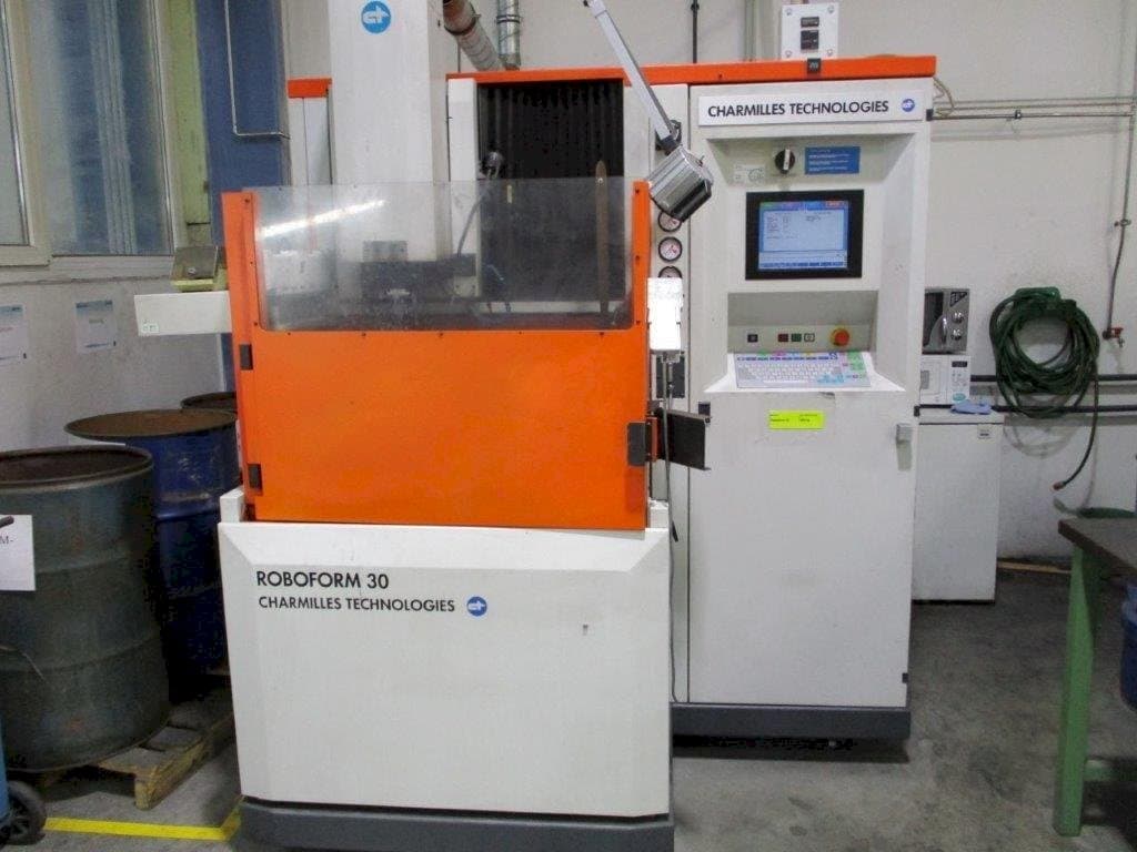 Frontansicht der AgieCharmilles Roboform 30 Maschine