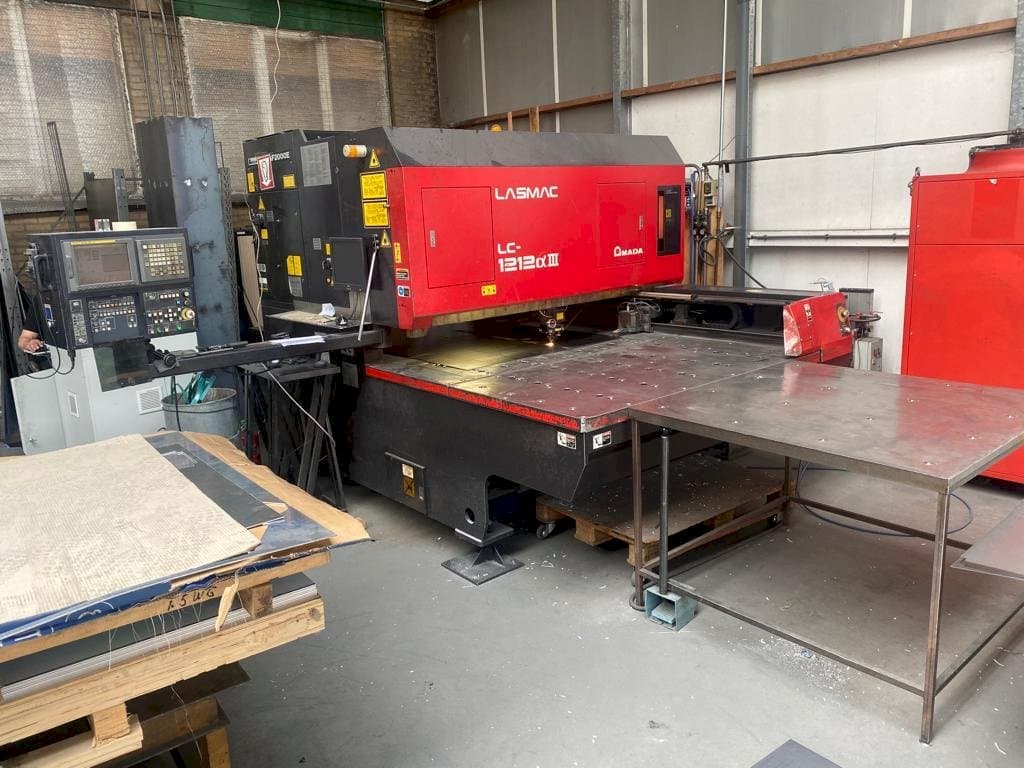 Frontansicht der AMADA LC 1212 A3  Maschine