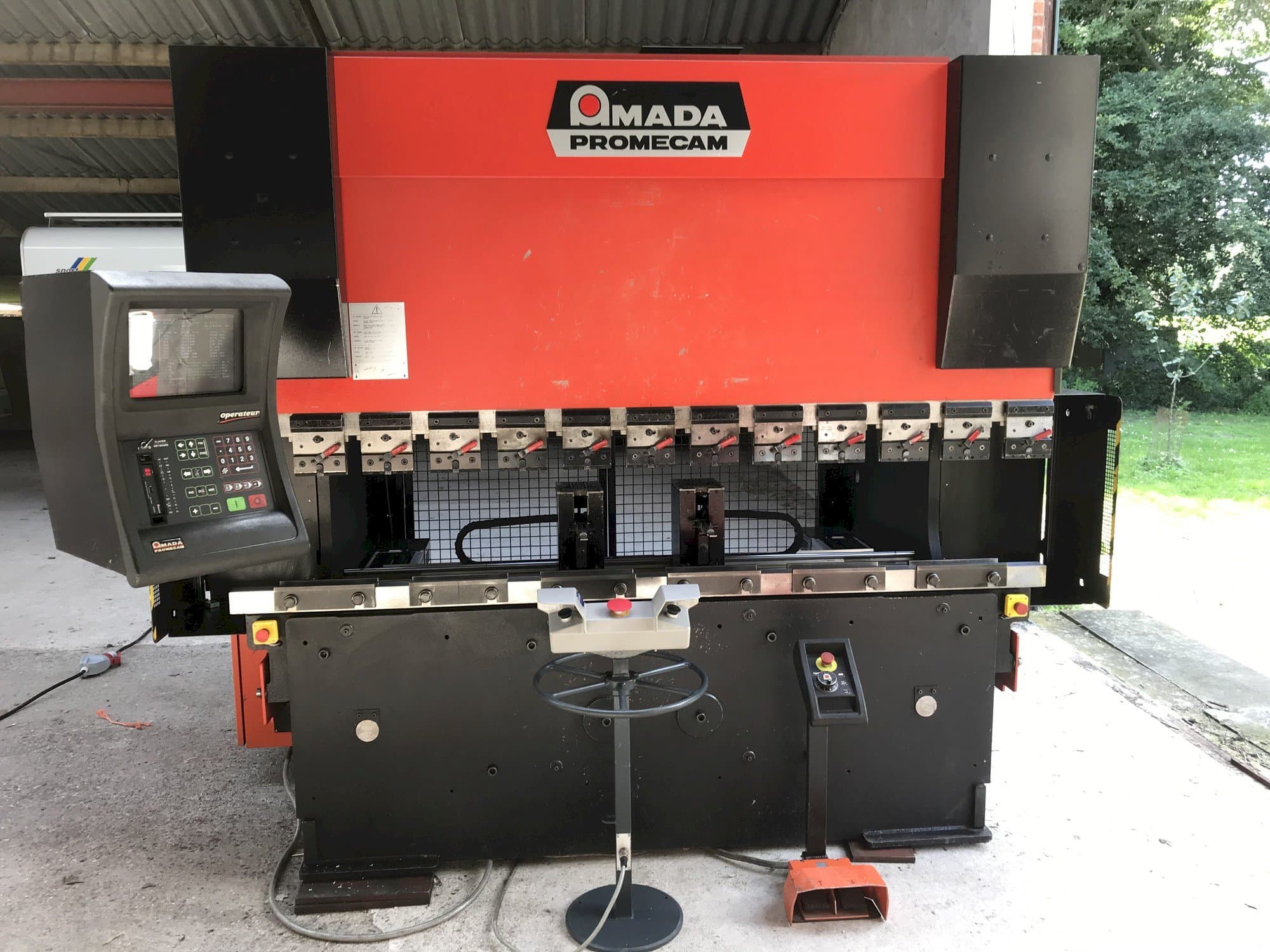 Frontansicht der AMADA Promecam HFBO  Maschine