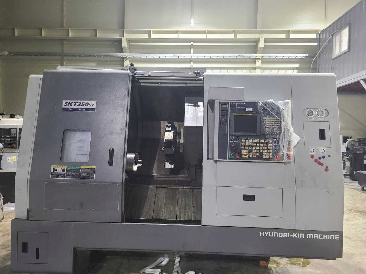 Frontansicht der Hyundai Kia SKT250SY  Maschine