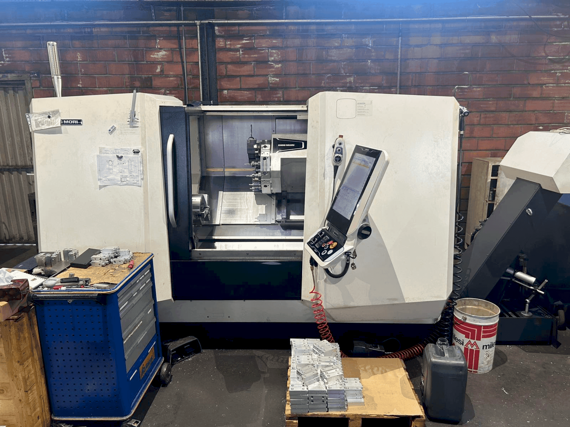 Rechte Seitenansicht der DMG MORI CLX 450 V4  Maschine