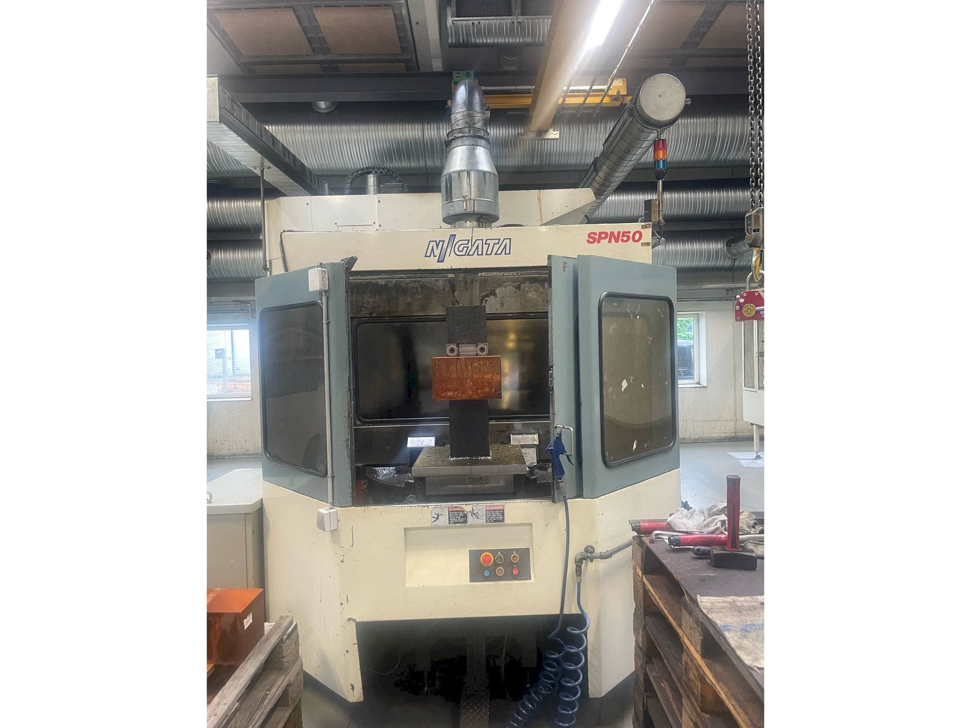 Frontansicht der Niigata SPN 50  Maschine