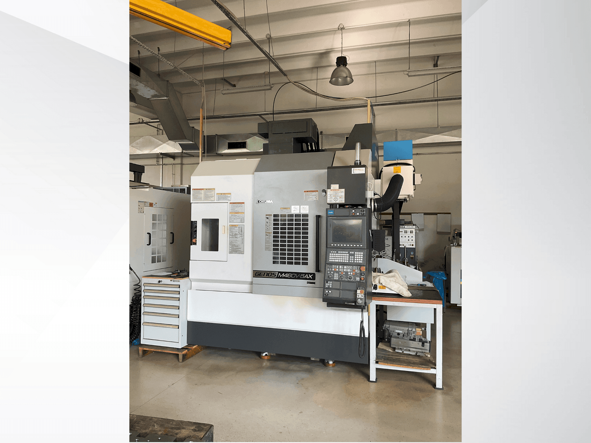 Frontansicht der Okuma GENOS M460V-5AX  Maschine