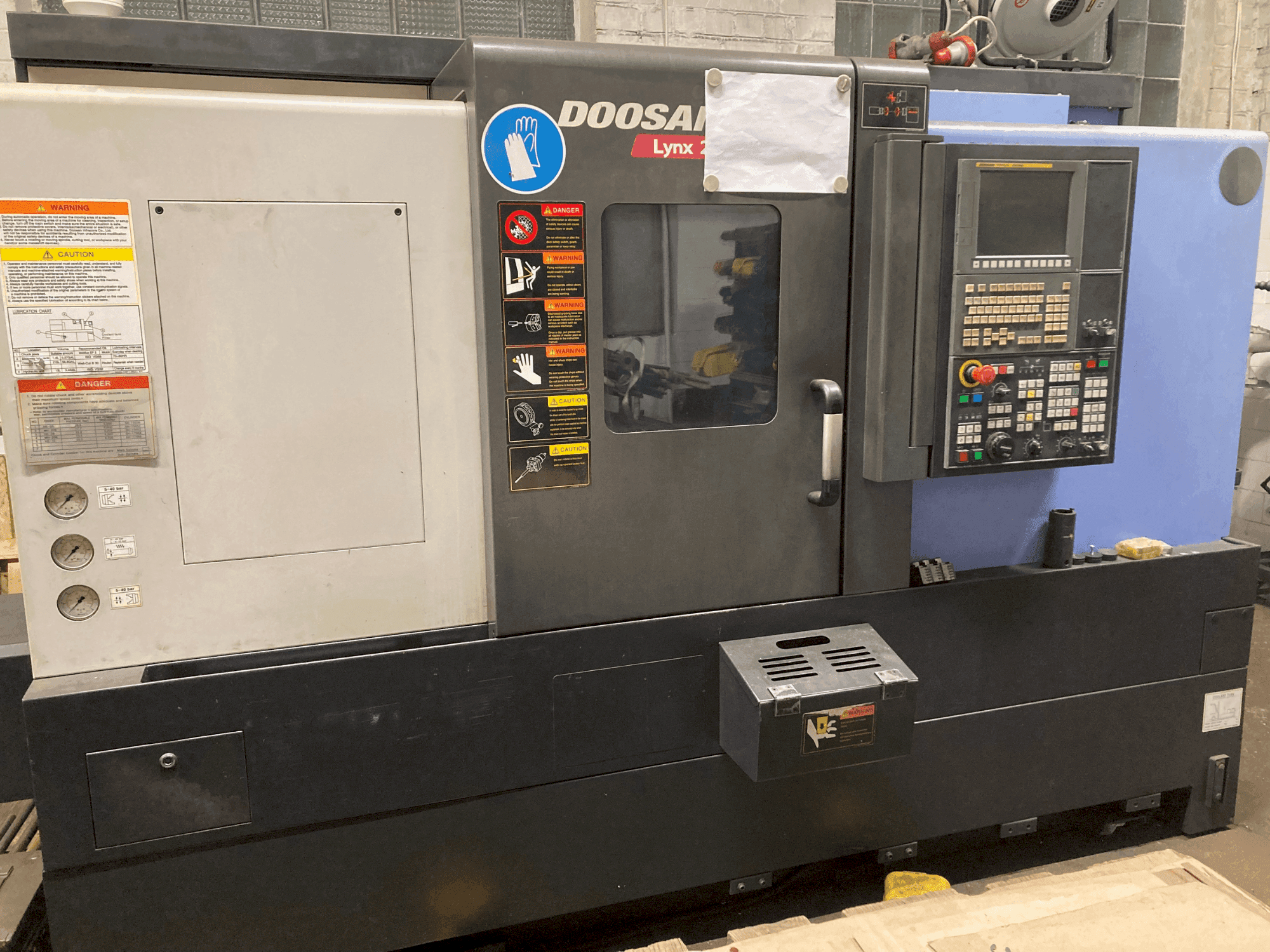 Frontansicht der DOOSAN LYNX220LSYA  Maschine
