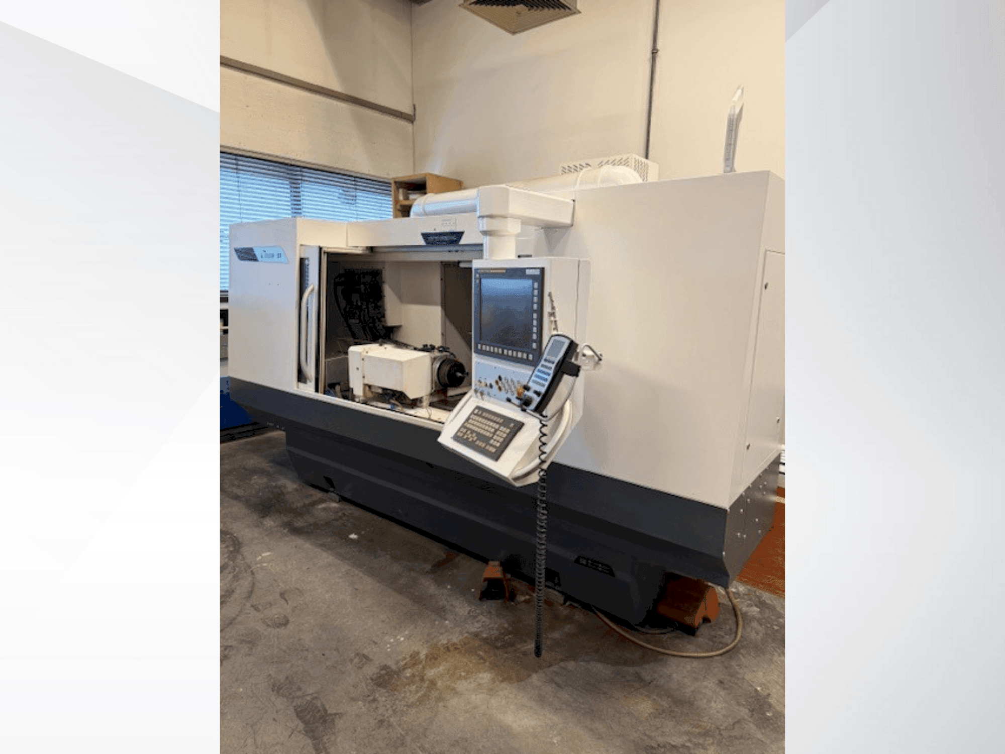 Frontansicht der STUDER  S31  Maschine