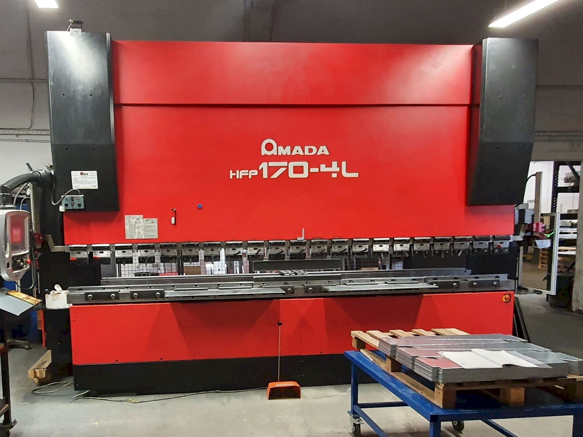 Frontansicht der AMADA HFP 170-4 L  Maschine