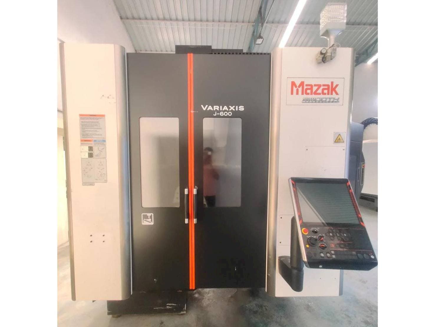 Frontansicht der Mazak Variaxis J-600  Maschine