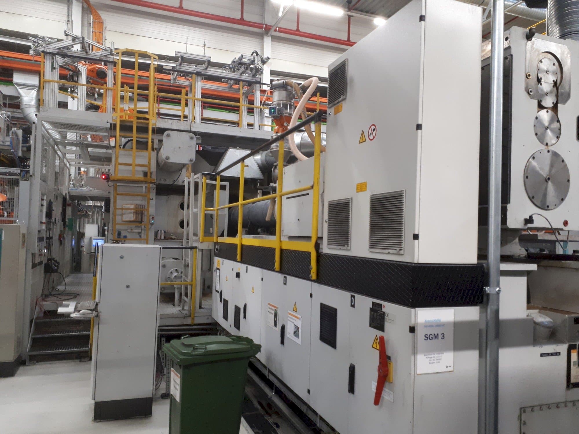 Frontansicht der Krauss Maffei 4000-19000 MC  Maschine