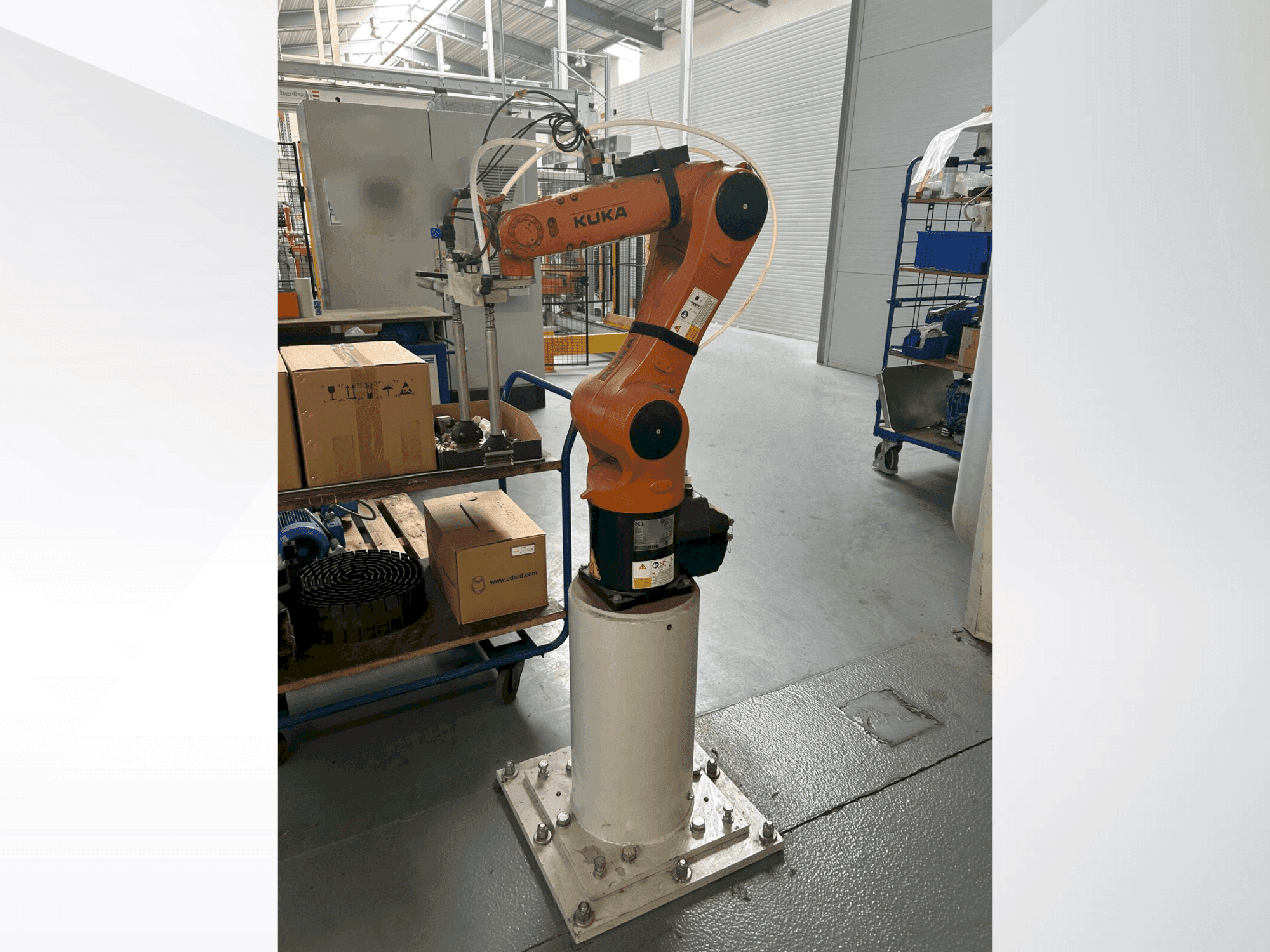 Frontansicht der KUKA KR 6 R900 fivve  Maschine