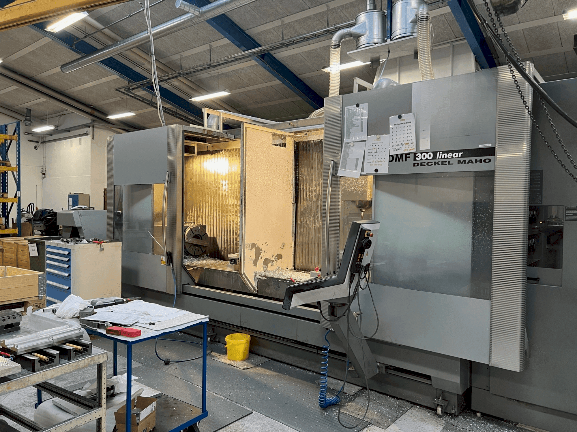 Frontansicht der DMG DECKEL MAHO DMF 300  Maschine
