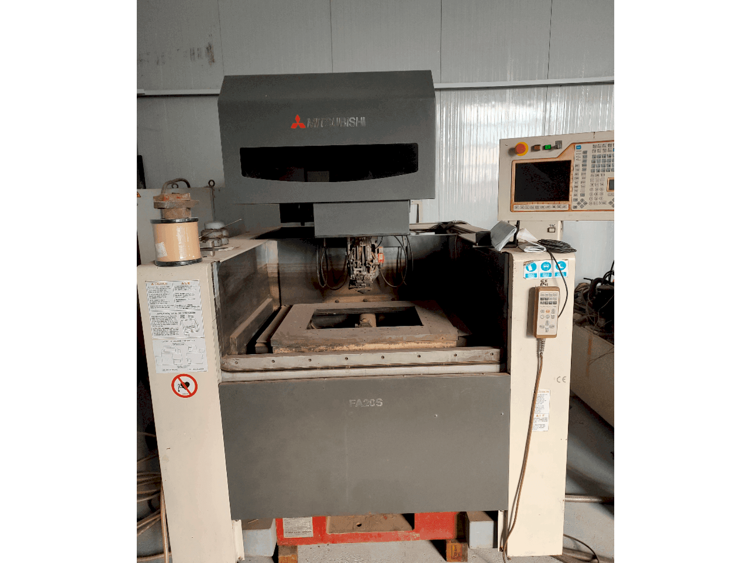 Frontansicht der Mitsubishi FA20SM  Maschine