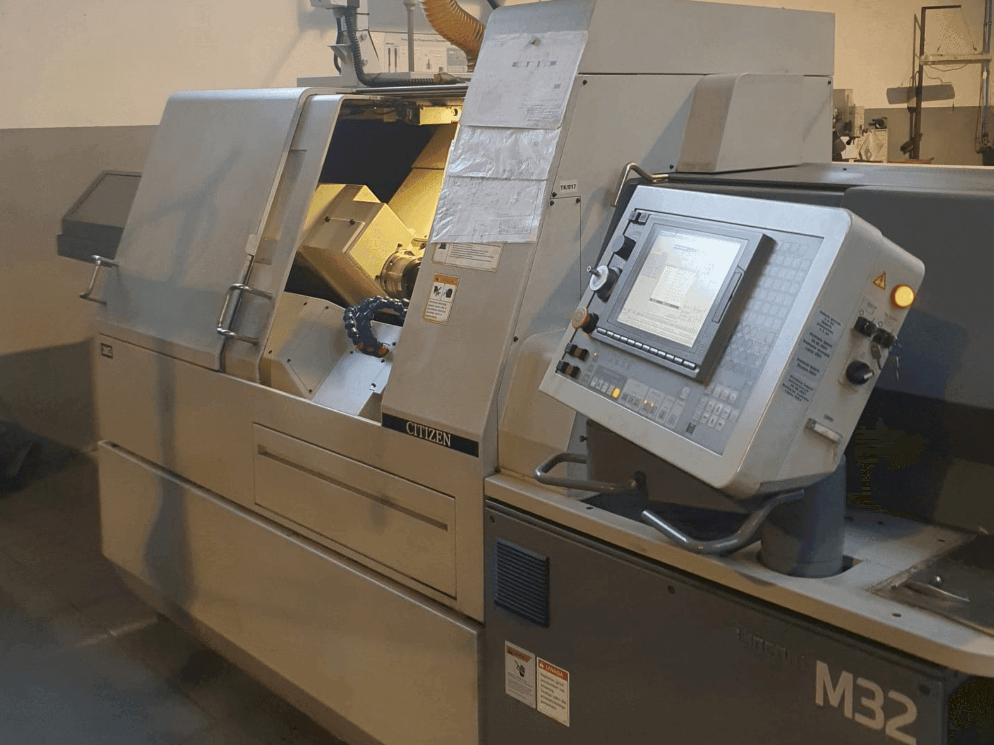 Frontansicht der Citizen M32  Maschine