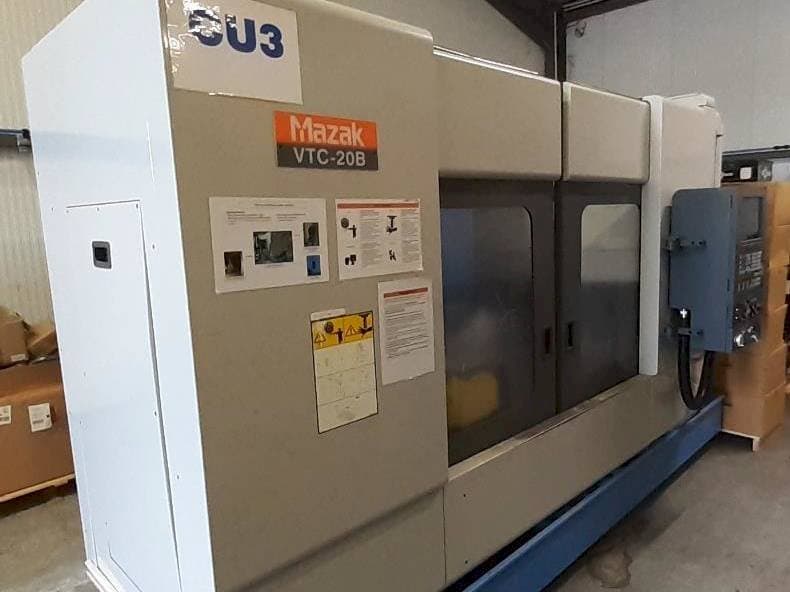 Frontansicht der Mazak VTC 20B  Maschine