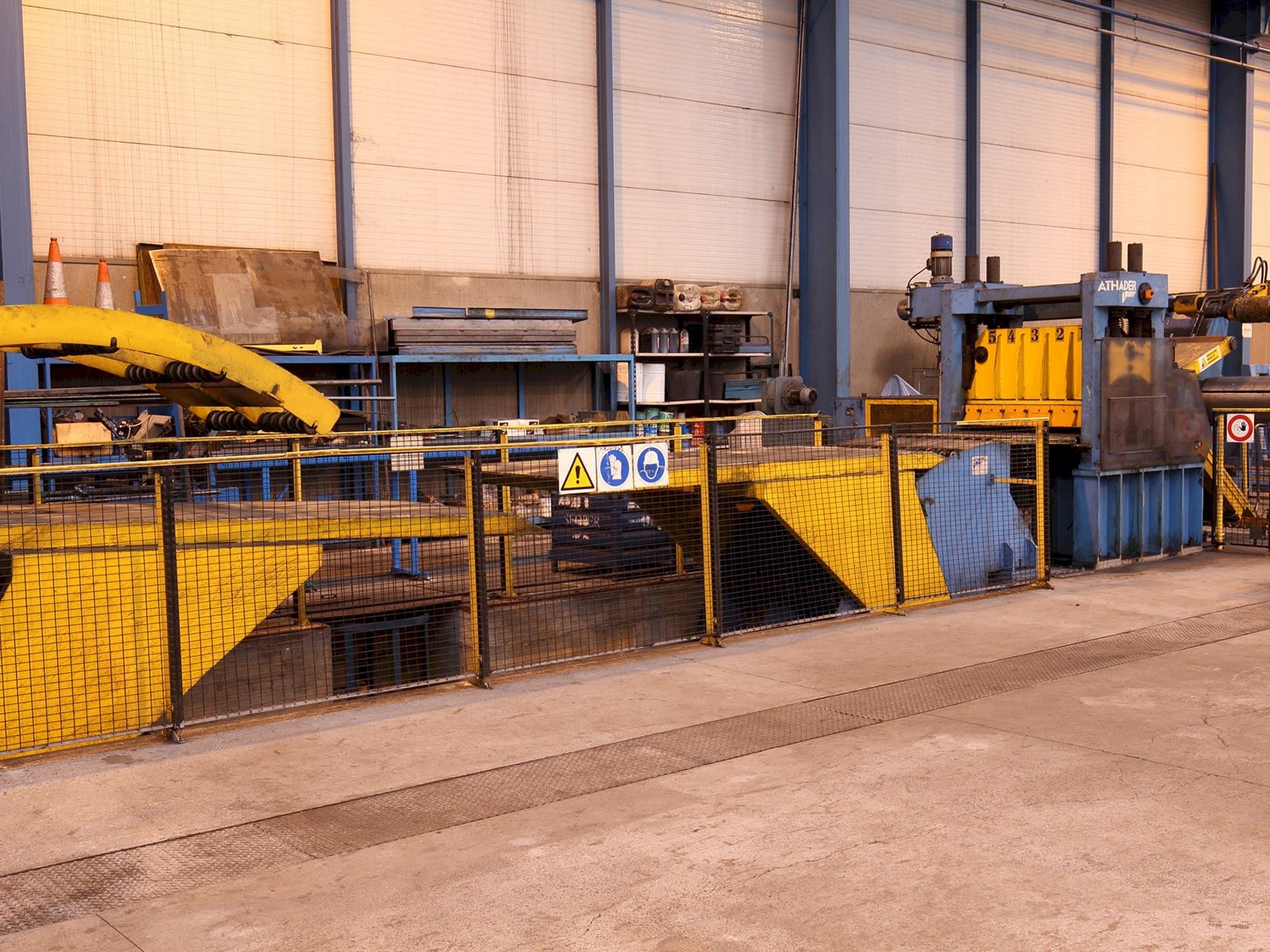 Frontansicht der ATHADER J21  Maschine