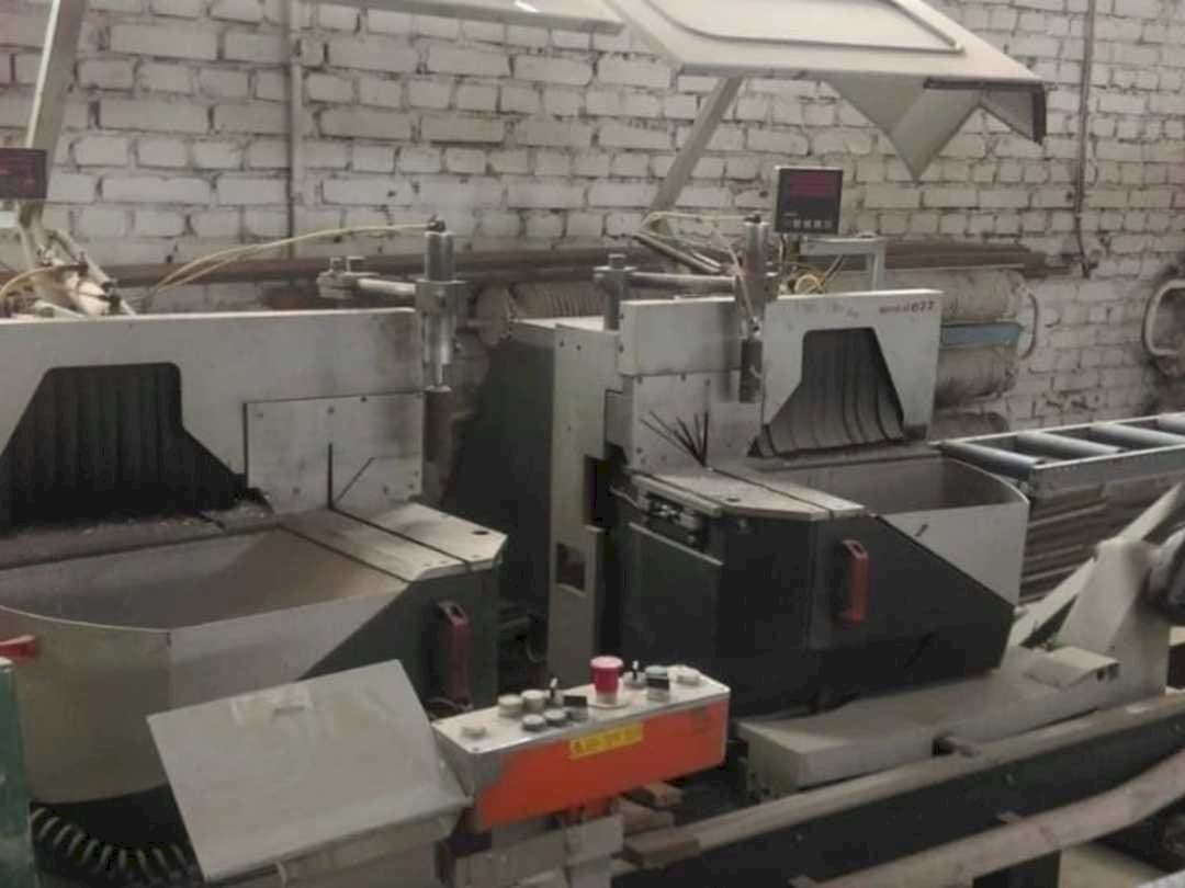 Frontansicht der Elumatec DG 104/02 + E111  Maschine