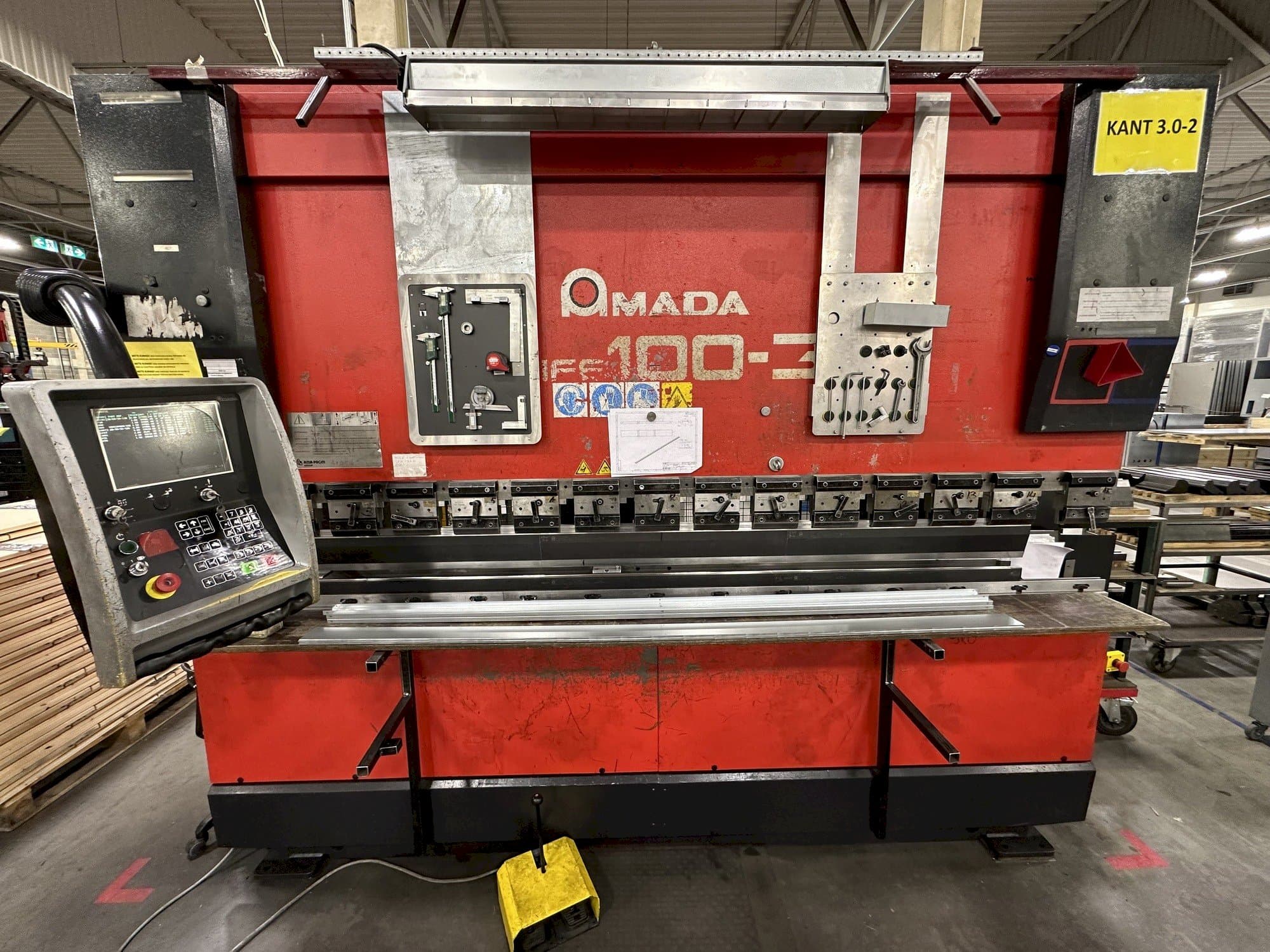 Frontansicht der AMADA HFE 100-3  Maschine