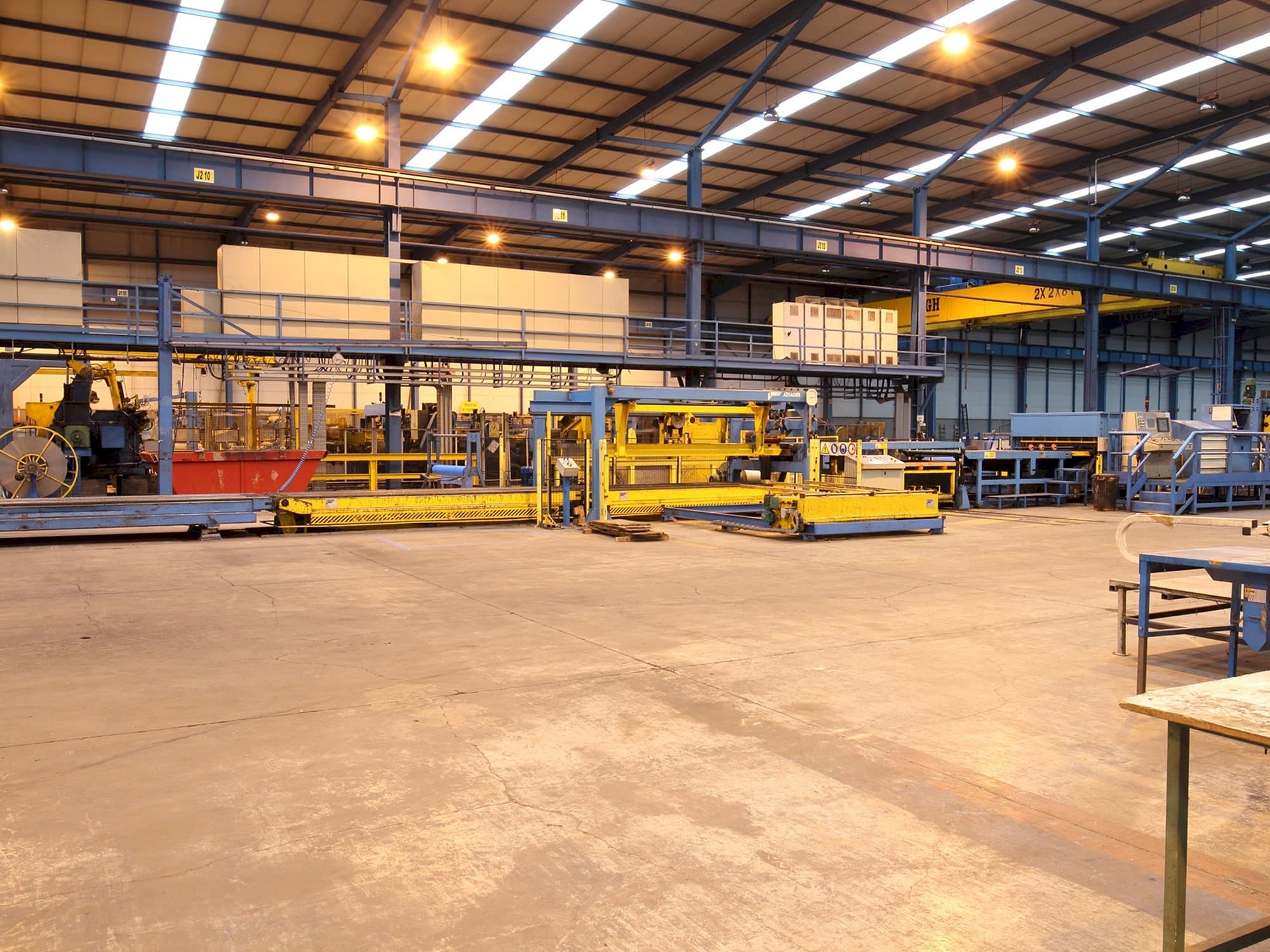 Frontansicht der ATHADER J23  Maschine