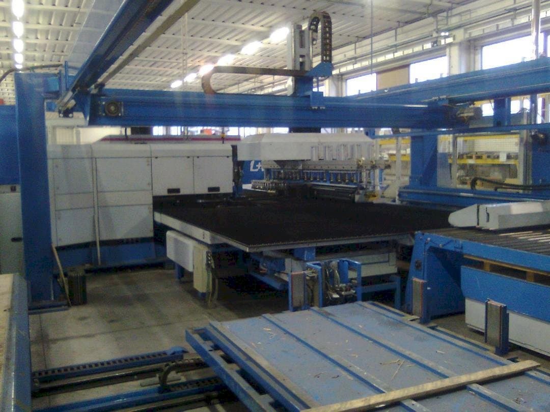 Frontansicht der Finn-Power LP6  Maschine