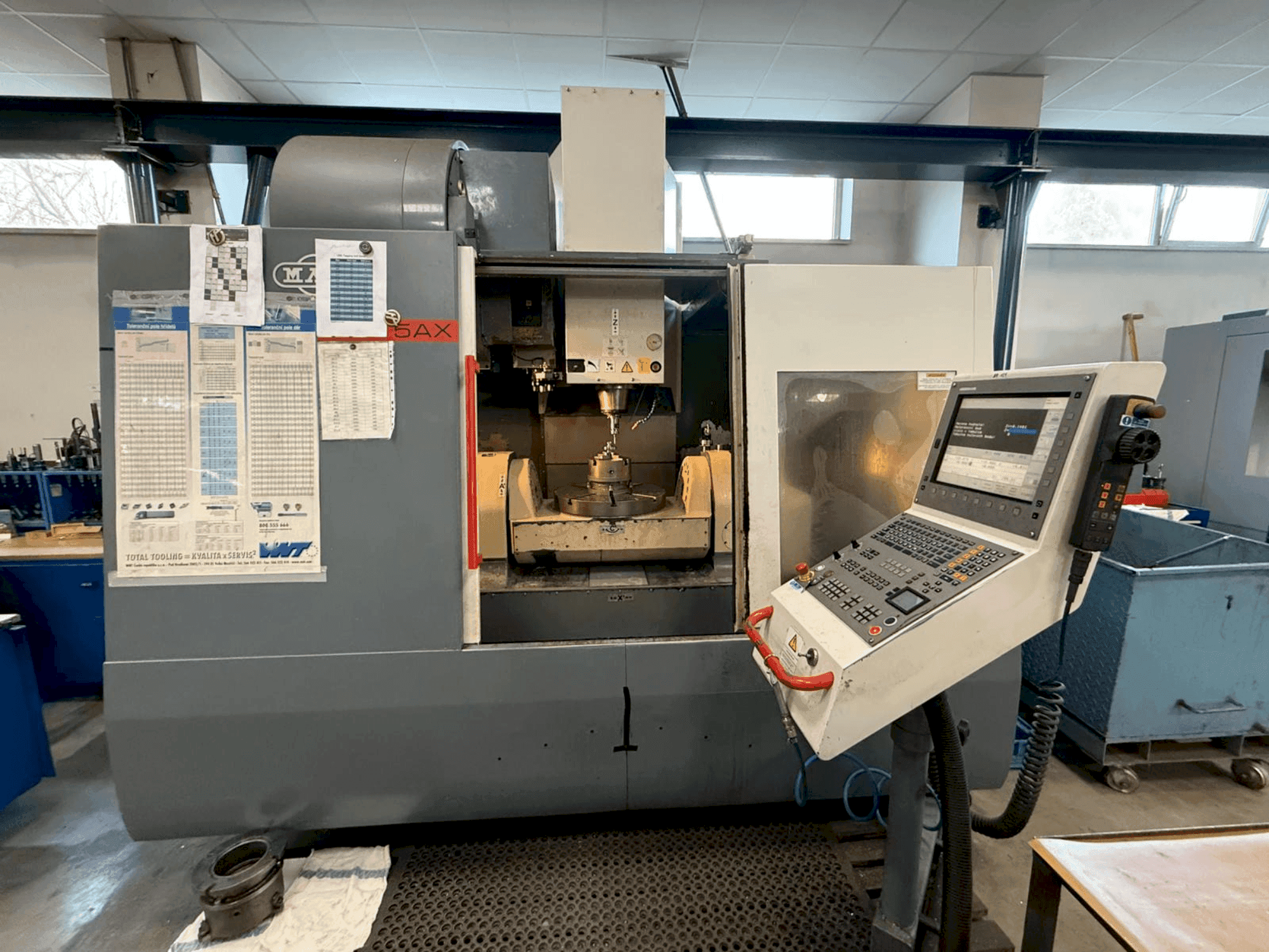 Frontansicht der KOVOSVIT MAS MCV 1000 Speed 5AX  Maschine