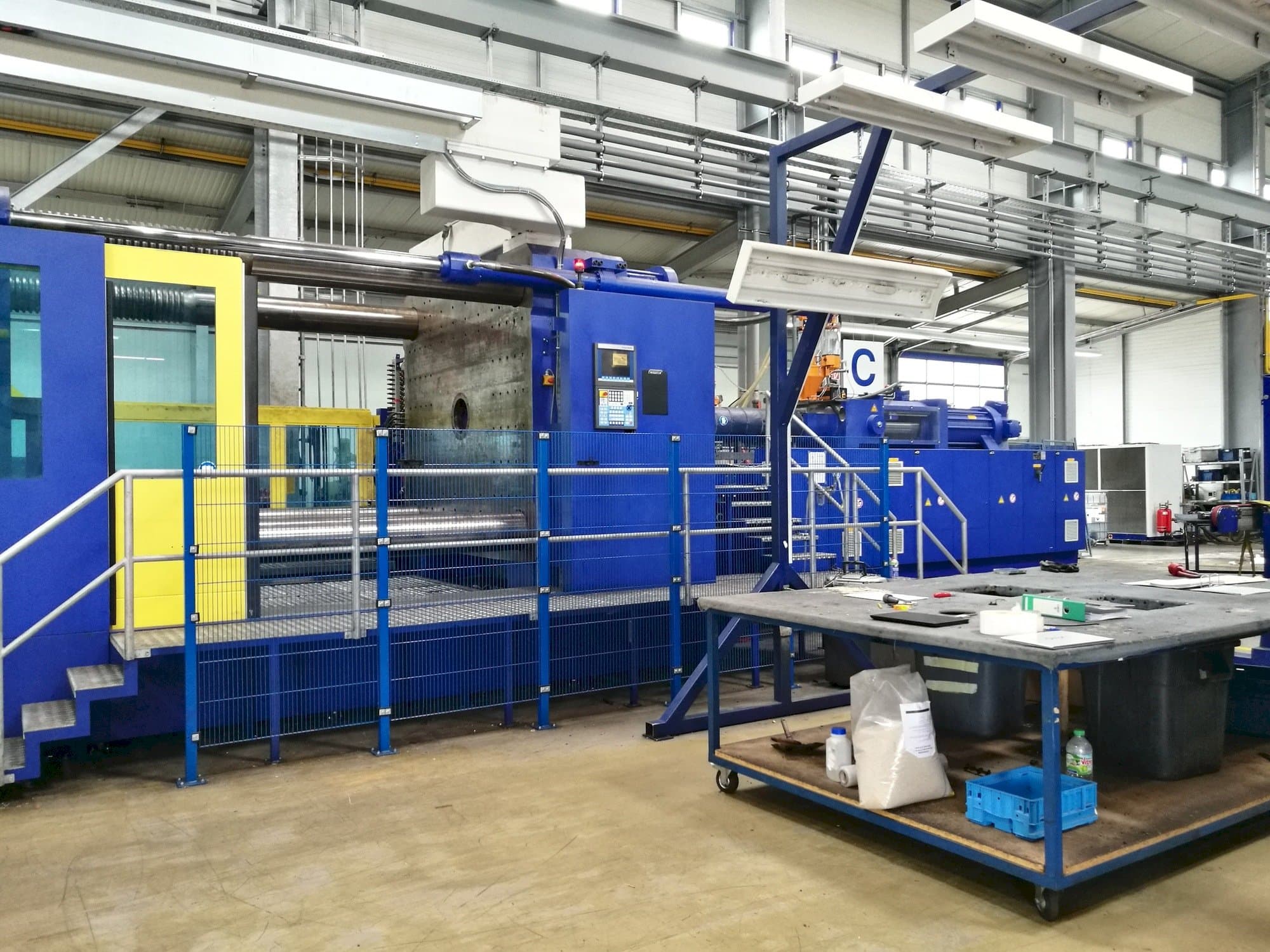 Frontansicht der Krauss Maffei 2300-12000 MX  Maschine