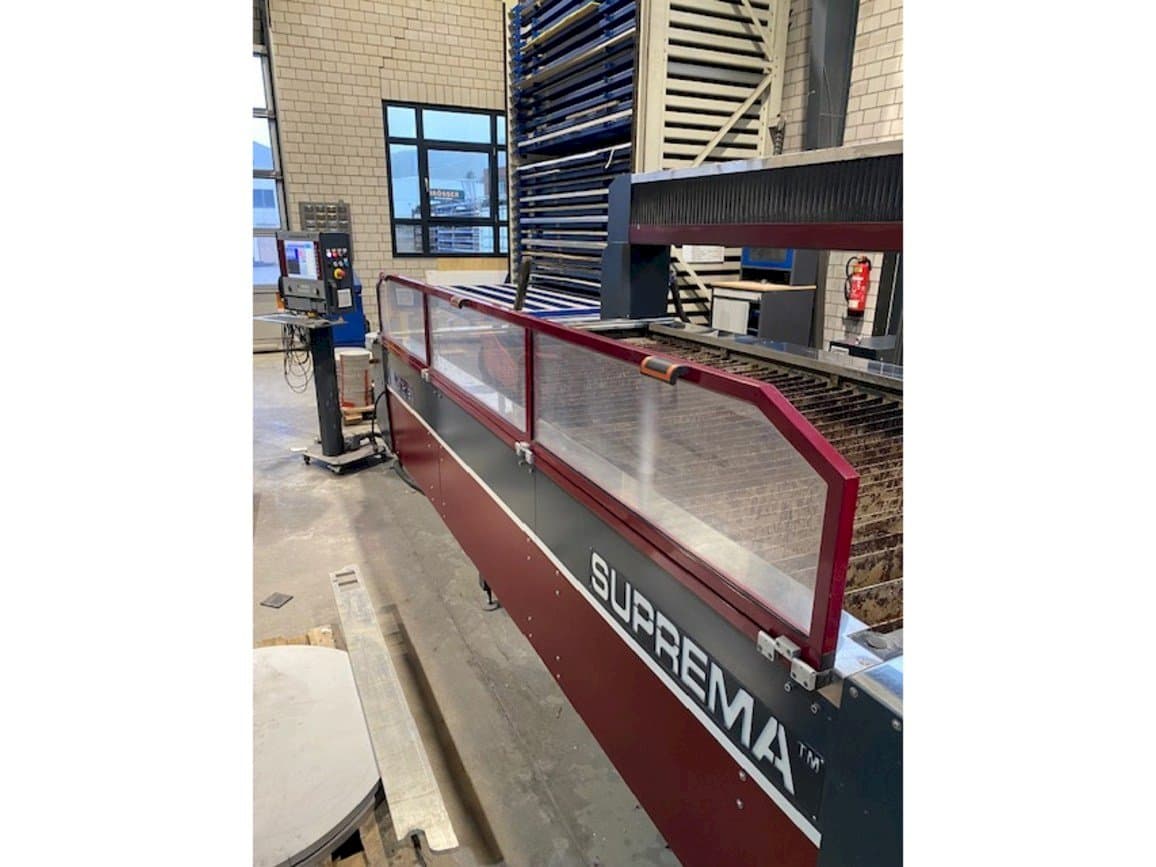 Frontansicht der Waterjet Italy Suprem  Maschine