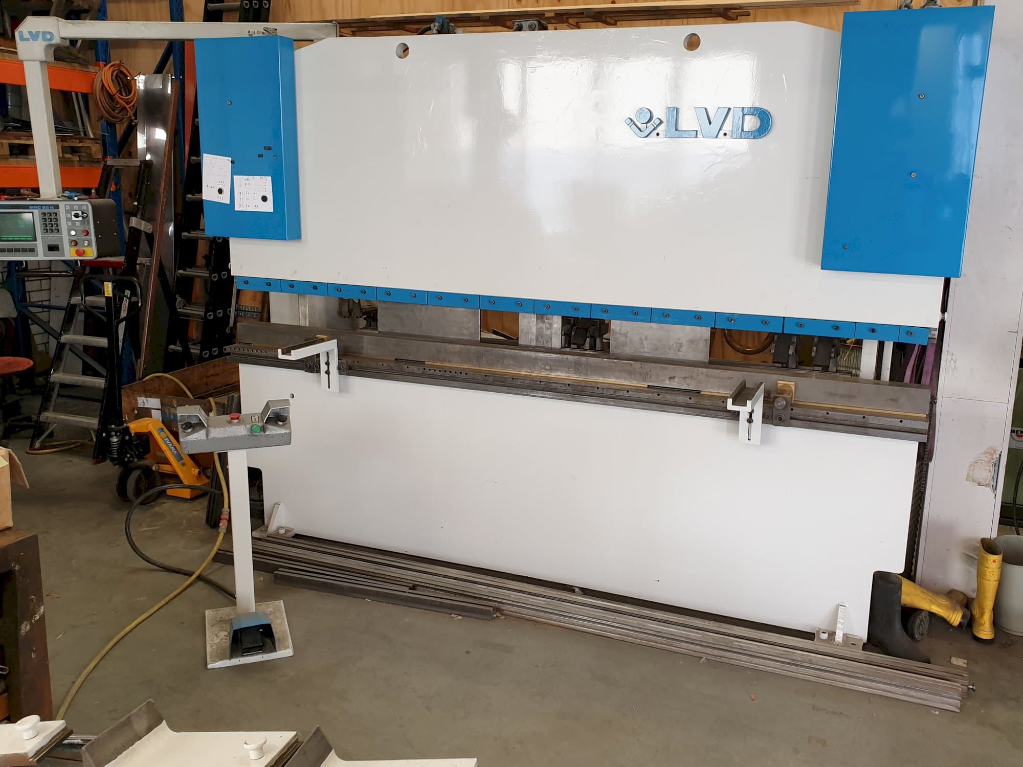Rechte Ansicht der LVD PPI 135/30 Maschine
