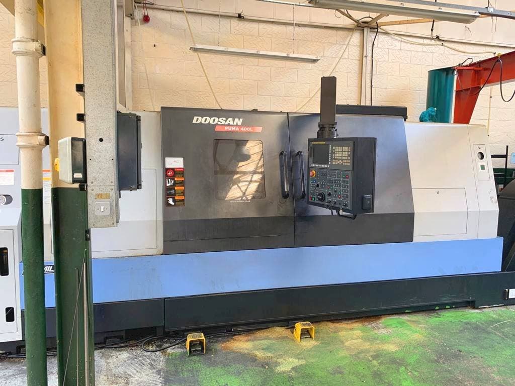 Frontansicht der Doosan Puma 400LB  Maschine