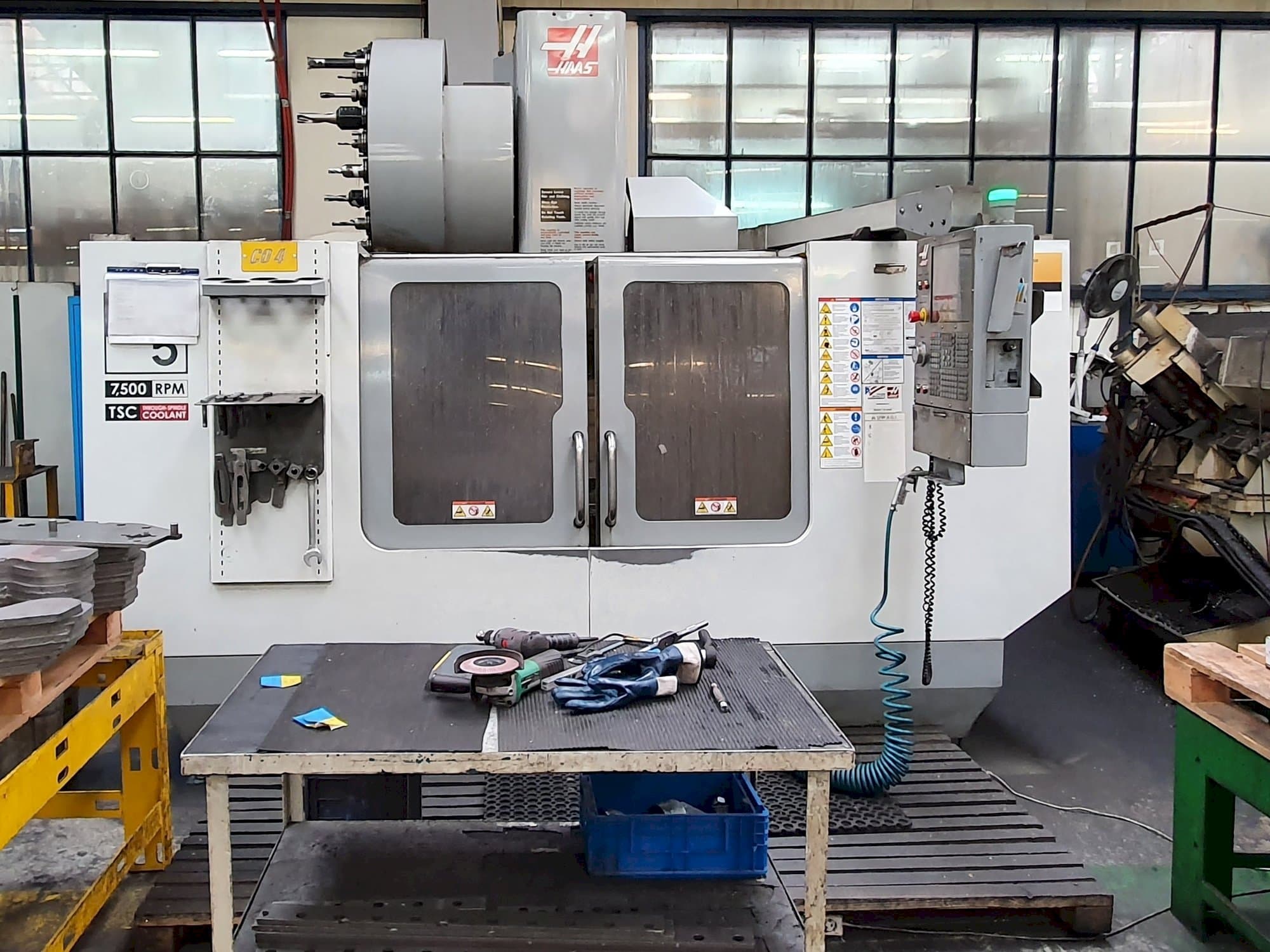 Frontansicht der HAAS VF-5 / 50HE  Maschine