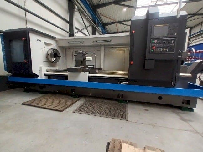 Frontansicht der Ningbo Oturn CK61100E-3000  Maschine