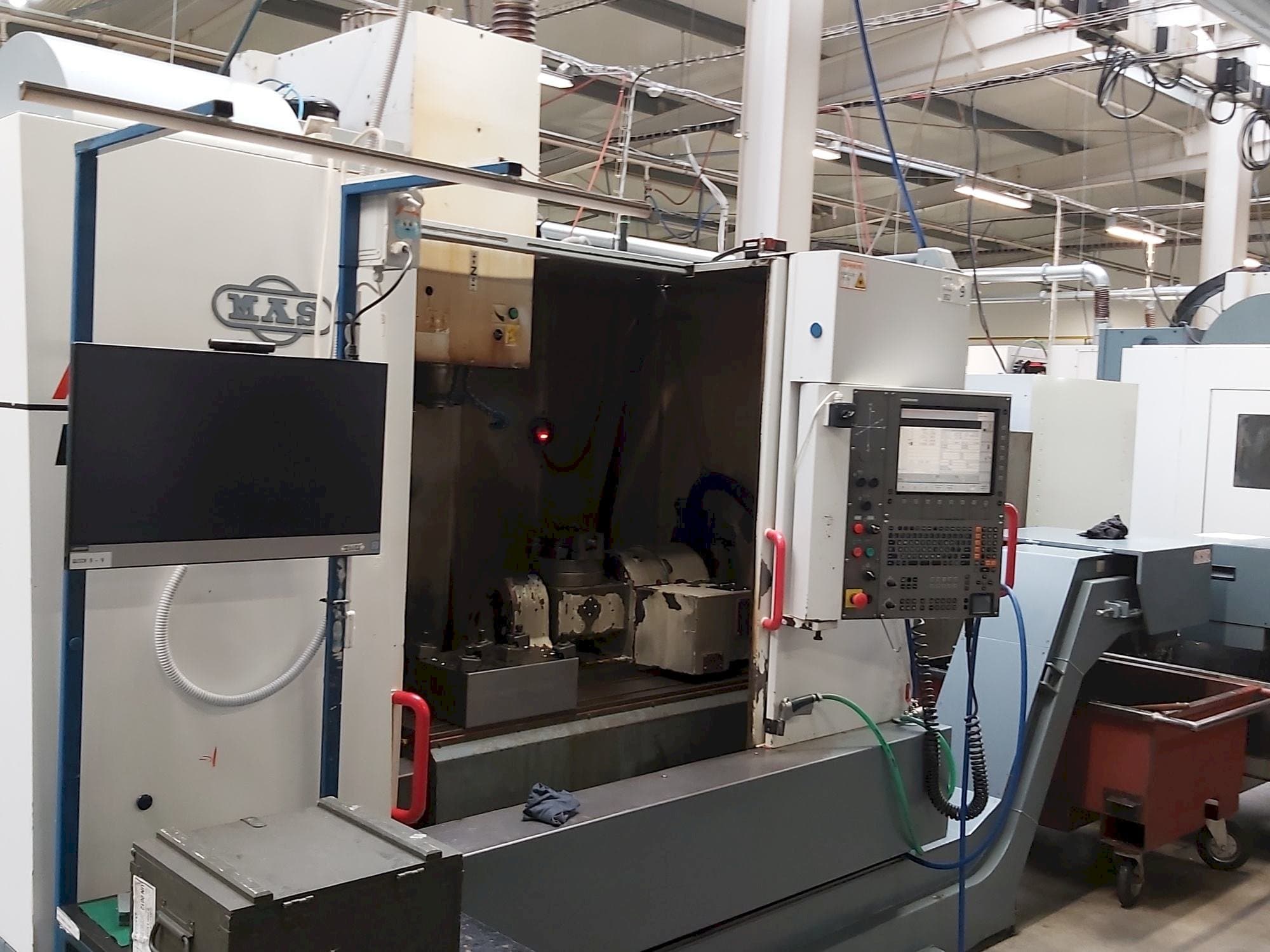 Linke Seitenansicht der KOVOSVIT MAS MCV 1016 Quick  Maschine