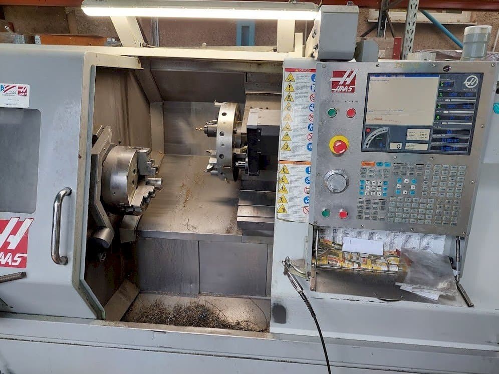 Frontansicht der HAAS SL-30TBHE  Maschine