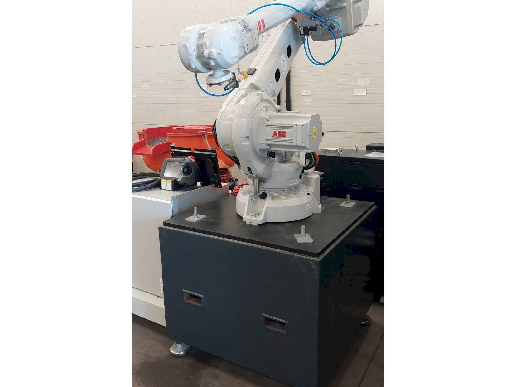 Frontansicht der ABB IRB 4600  Maschine