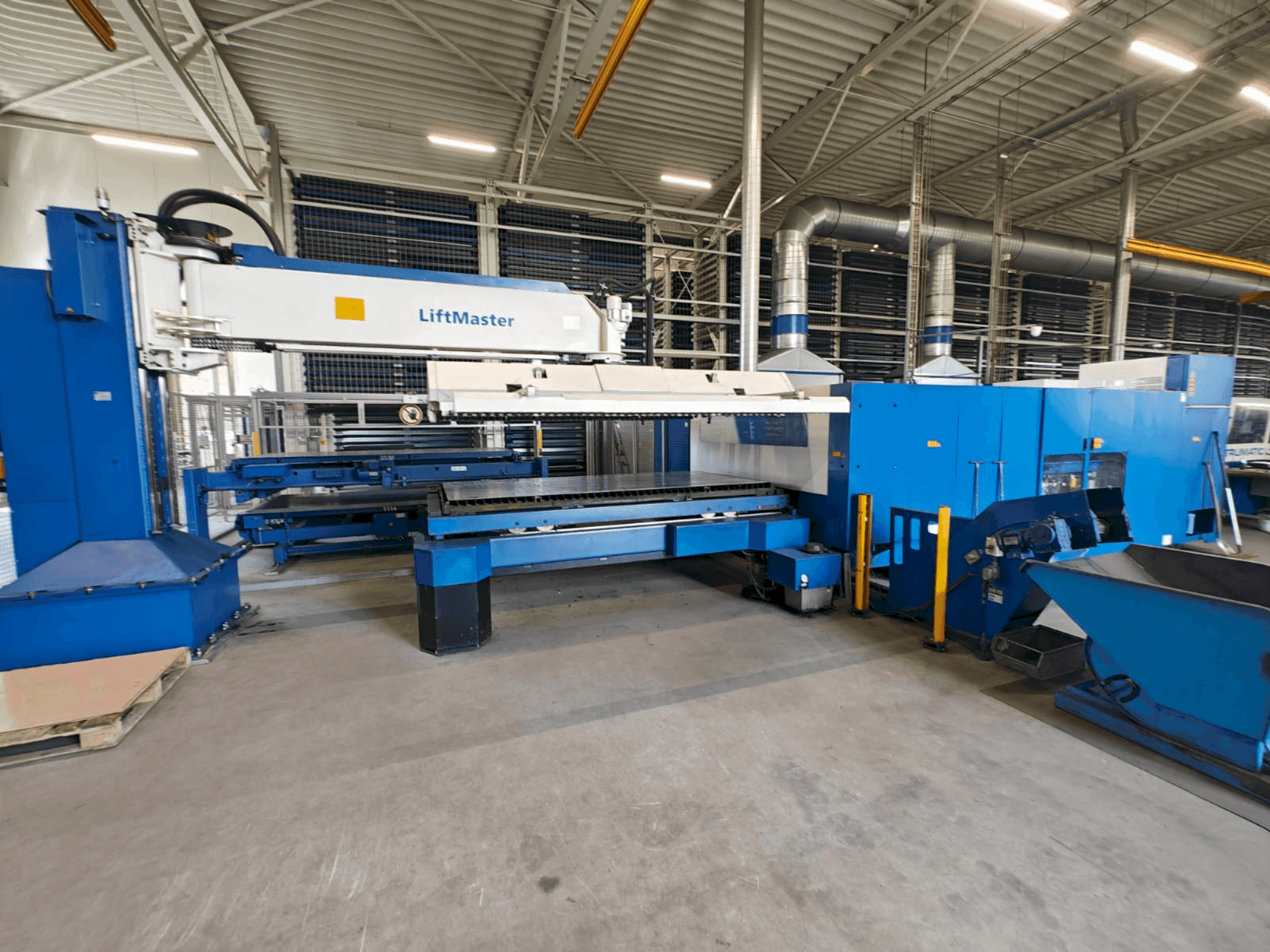 Frontansicht der TRUMPF TruLaser 5030 classic 6,0kW + LiftMaster  Maschine