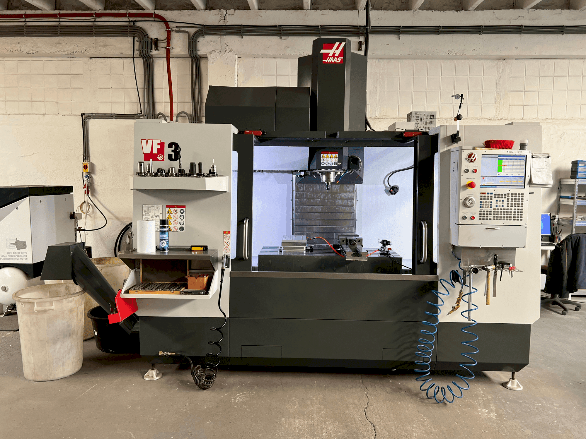 Frontansicht der HAAS VF-3  Maschine