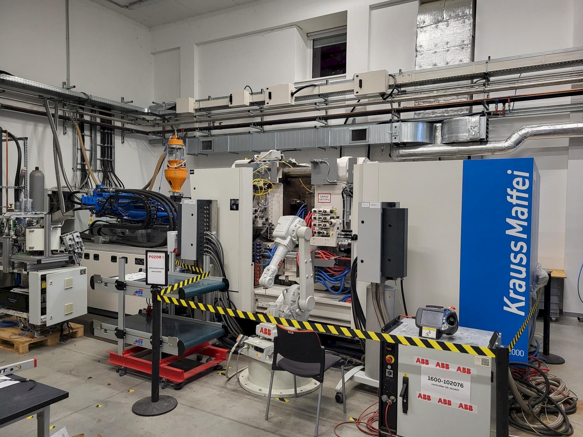 Frontansicht der Krauss Maffei GX 451-2000  Maschine