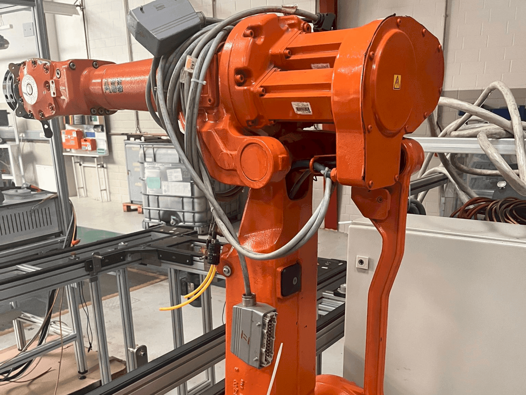 Frontansicht der ABB IRB 2400 M2004  Maschine