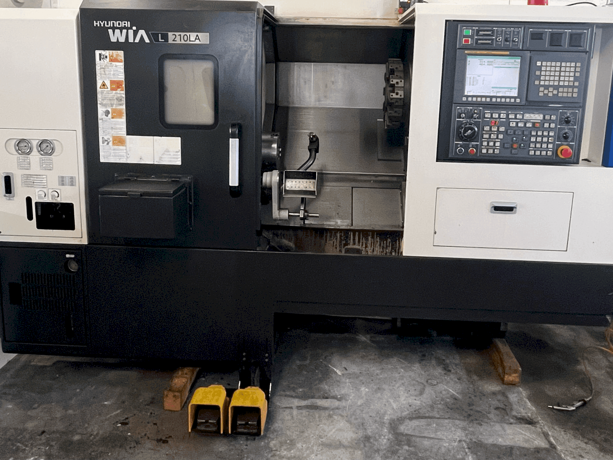 Frontansicht der HYUNDAI KIA L 210LA  Maschine