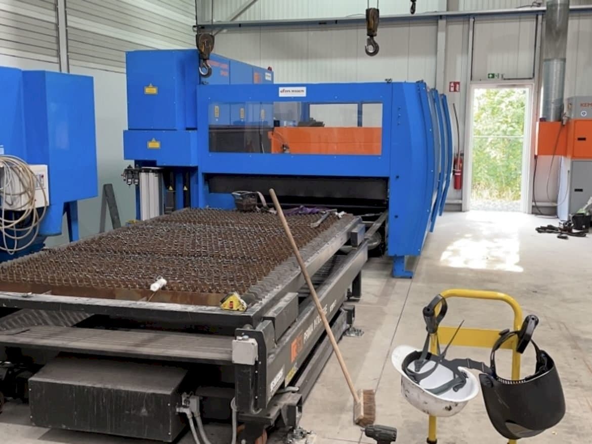 Frontansicht der Prima Industrie Platino 1530  Maschine