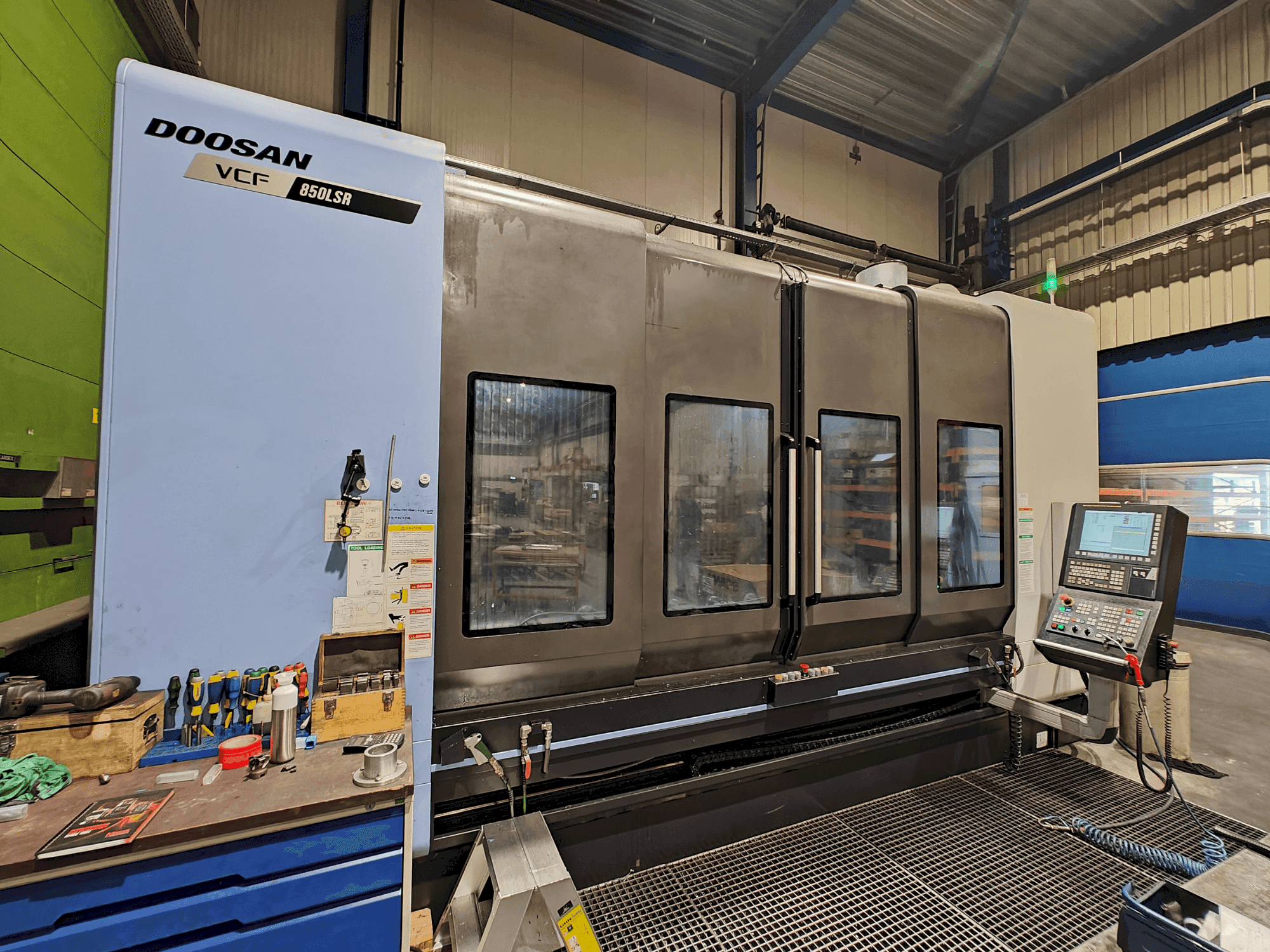 Frontansicht der DOOSAN VCF 850 LSR  Maschine