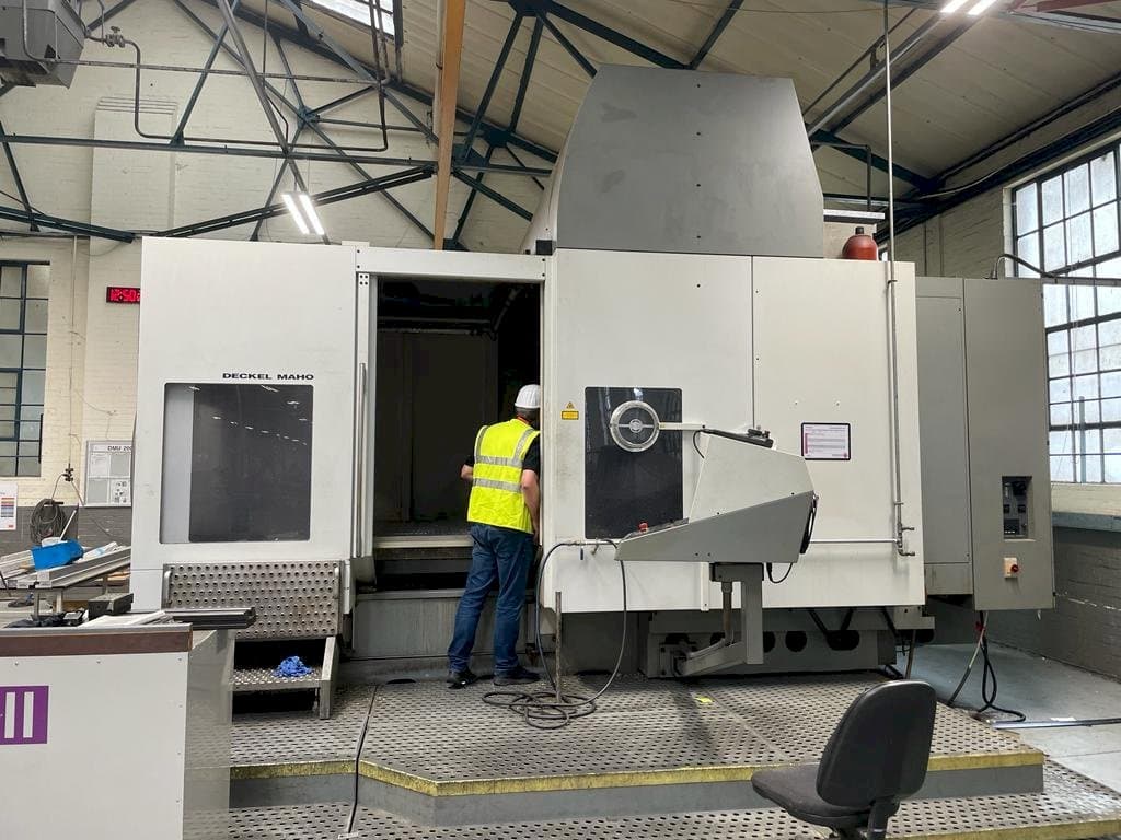 Frontansicht der DECKEL MAHO DMU 200T  Maschine